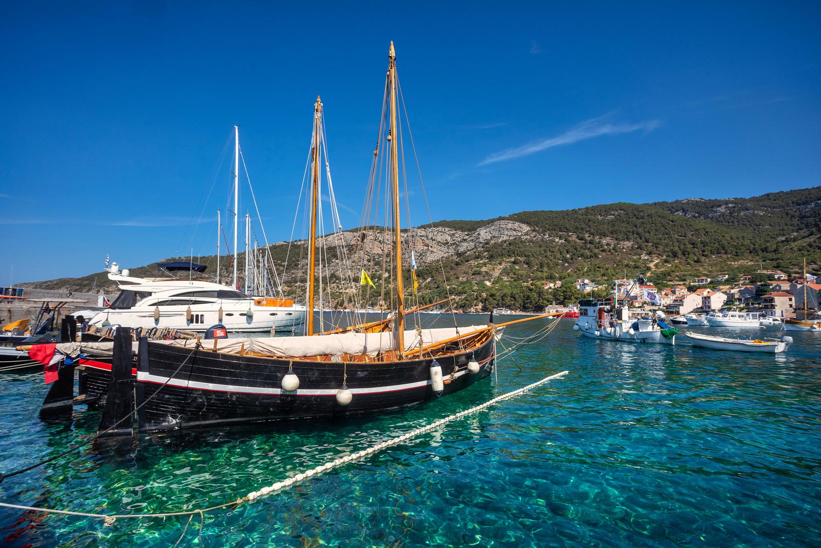 Brod Falkuša na otoku Visu