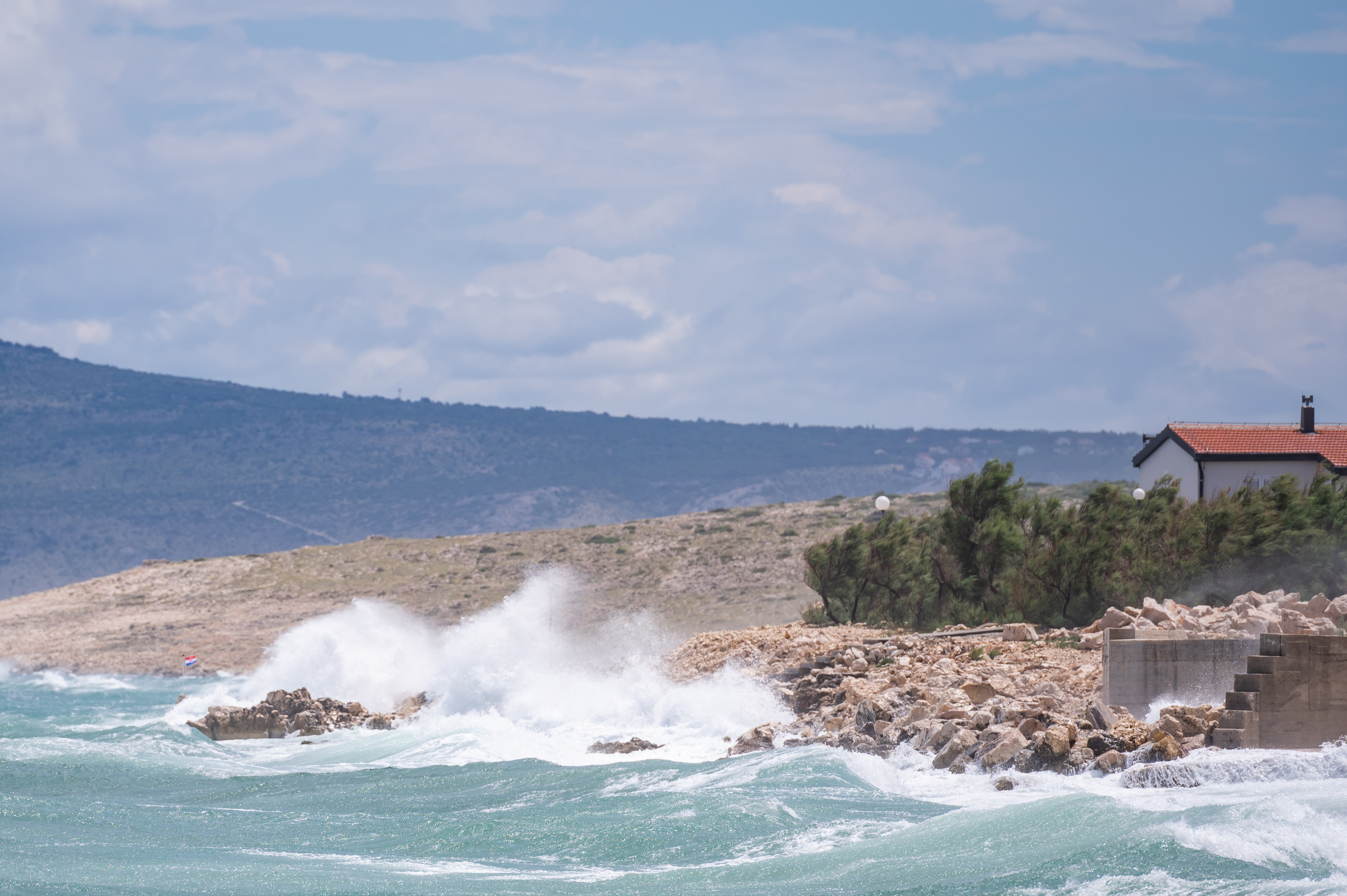 Ražanac: Jaka bura jednima smeta, a drugima je prava atrakcija