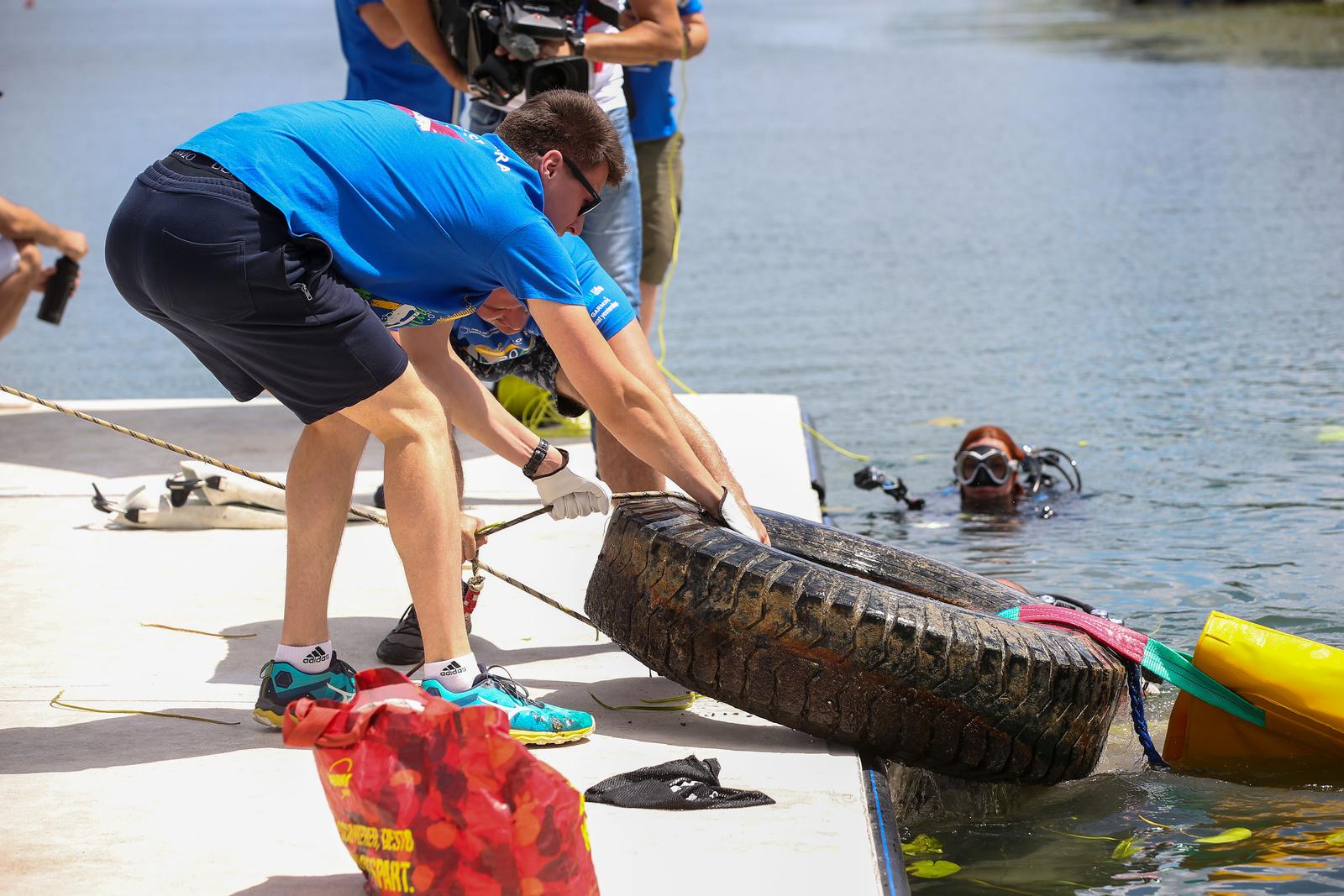 Zagreb: Ronilački klub "Roniti se mora" organizirao čišćenje jezera Jarun