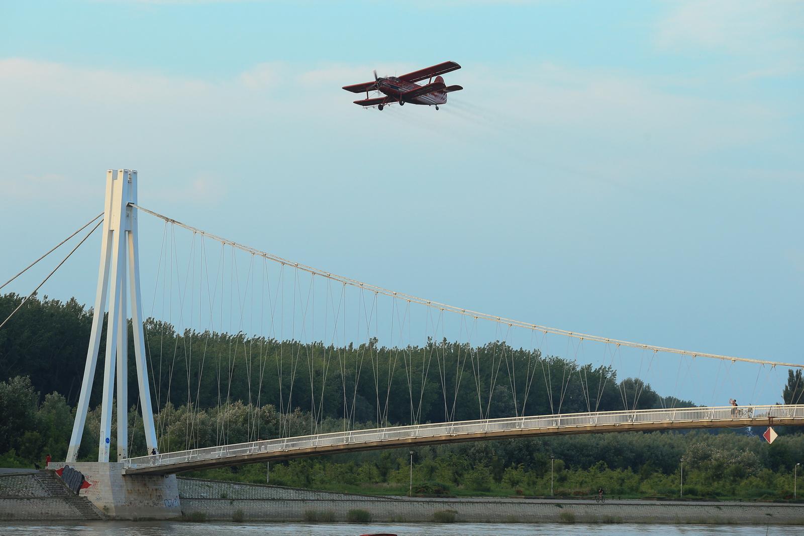 Drugi dan avio zaprašivanja komaraca u Osijeku