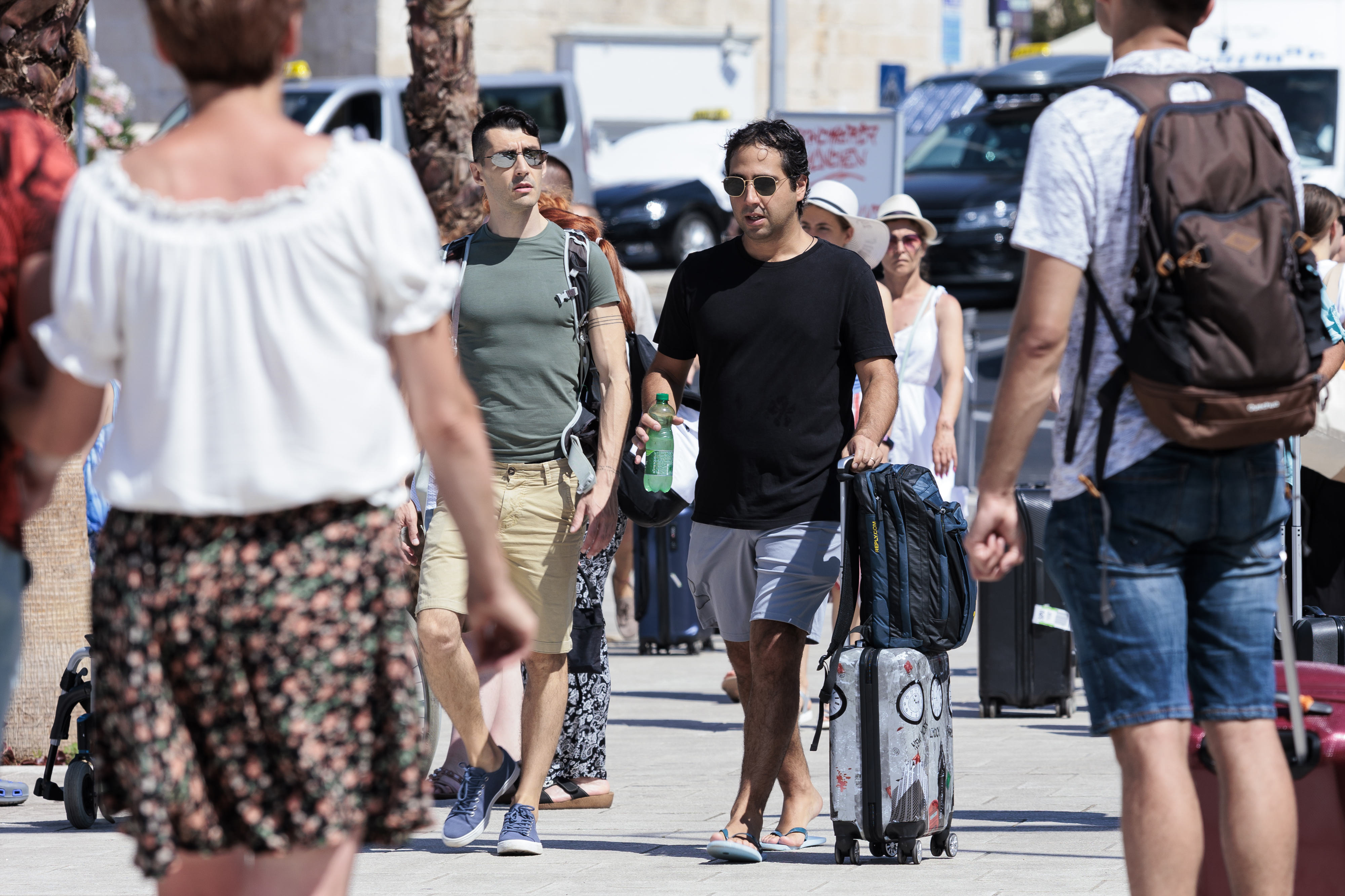 Split: Visoke temperature nisu zaustavile turiste sa koferima na putu prema sljedećoj destinaciji