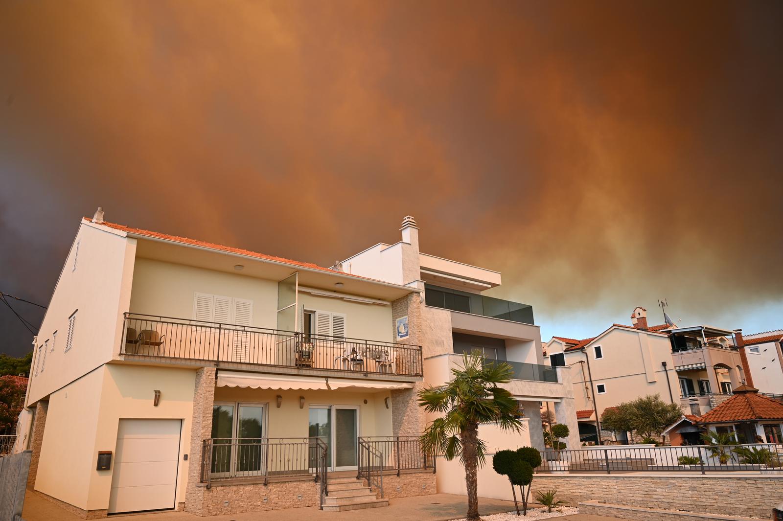 Dalmacija u vatrenoj buktinji, požar se proširio iz okolice Vodica