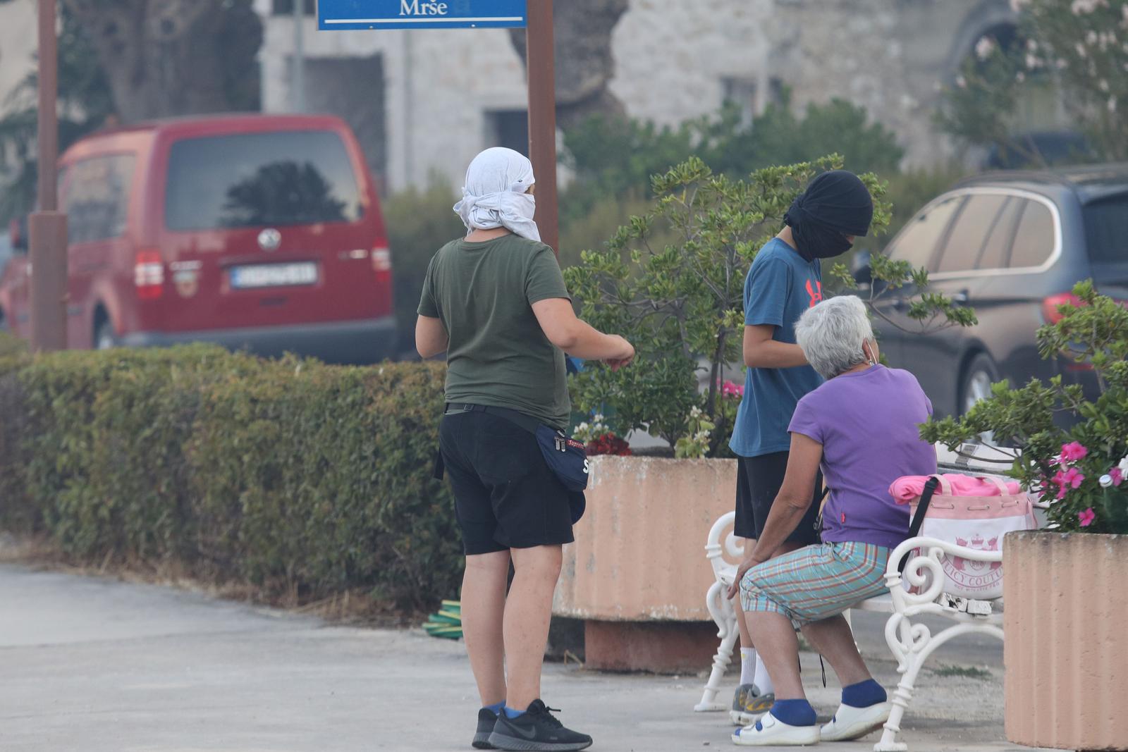 Zaton ostao bez struje, stanovnici na ulicama, a vatra još nije ugašena