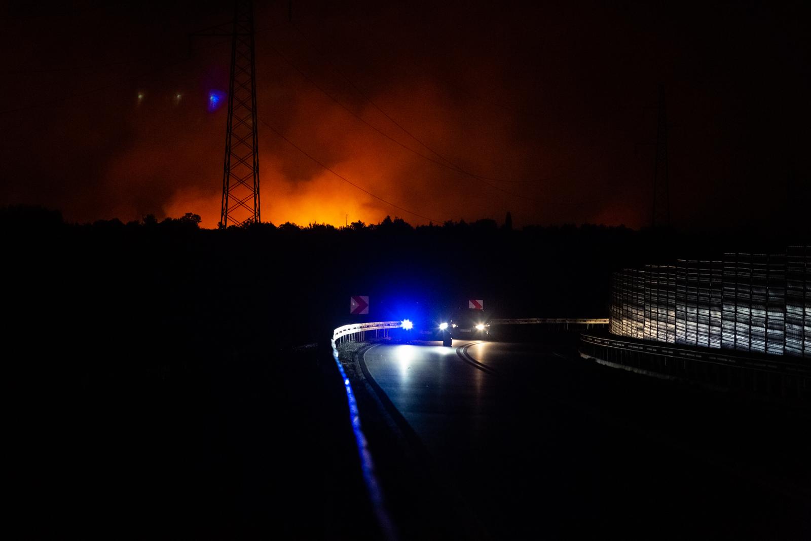 Požar kod Zatona i dalje se širi zbog jakog vjetra, zatvorene ceste