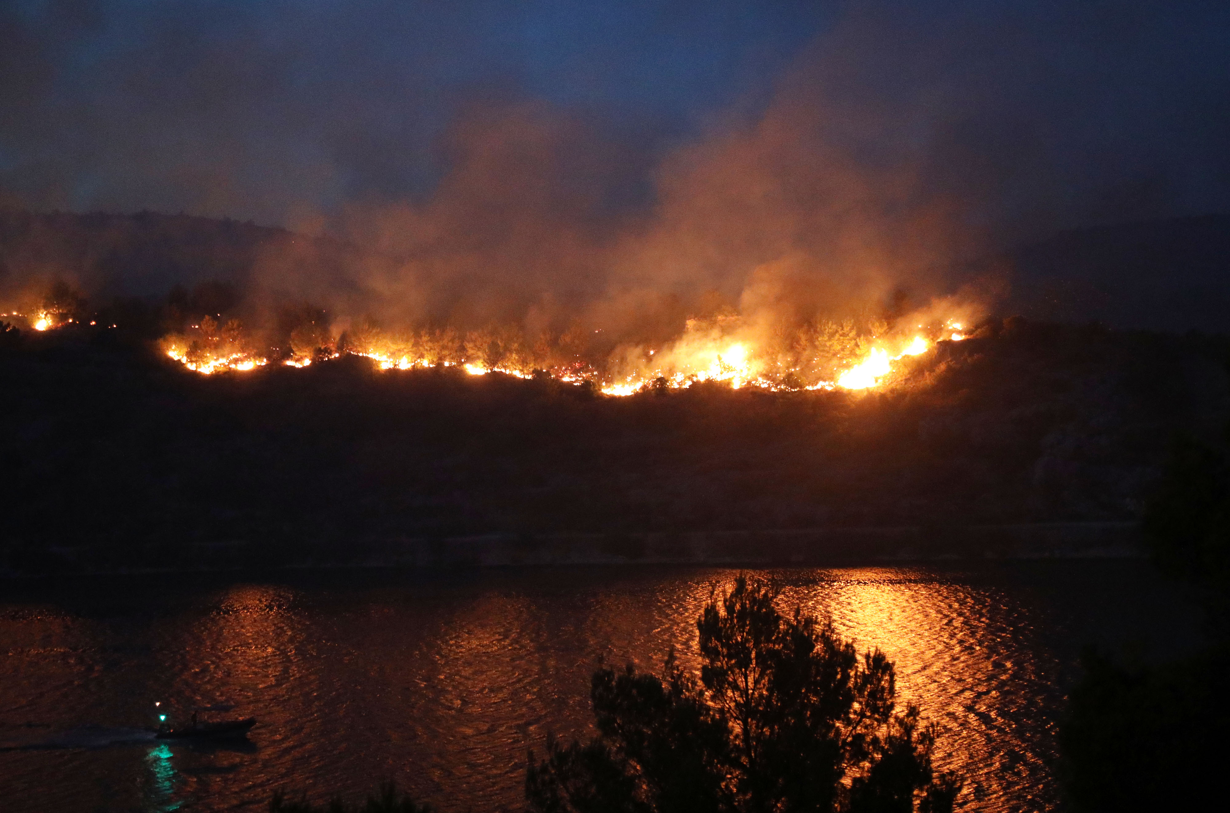 Požar se zbog jakog vjetra proširio na brdo pored Zatona