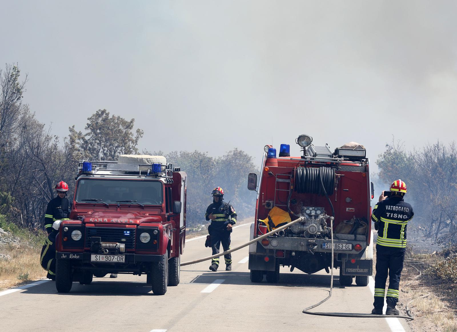 U okolici Vodica izbio je požar
