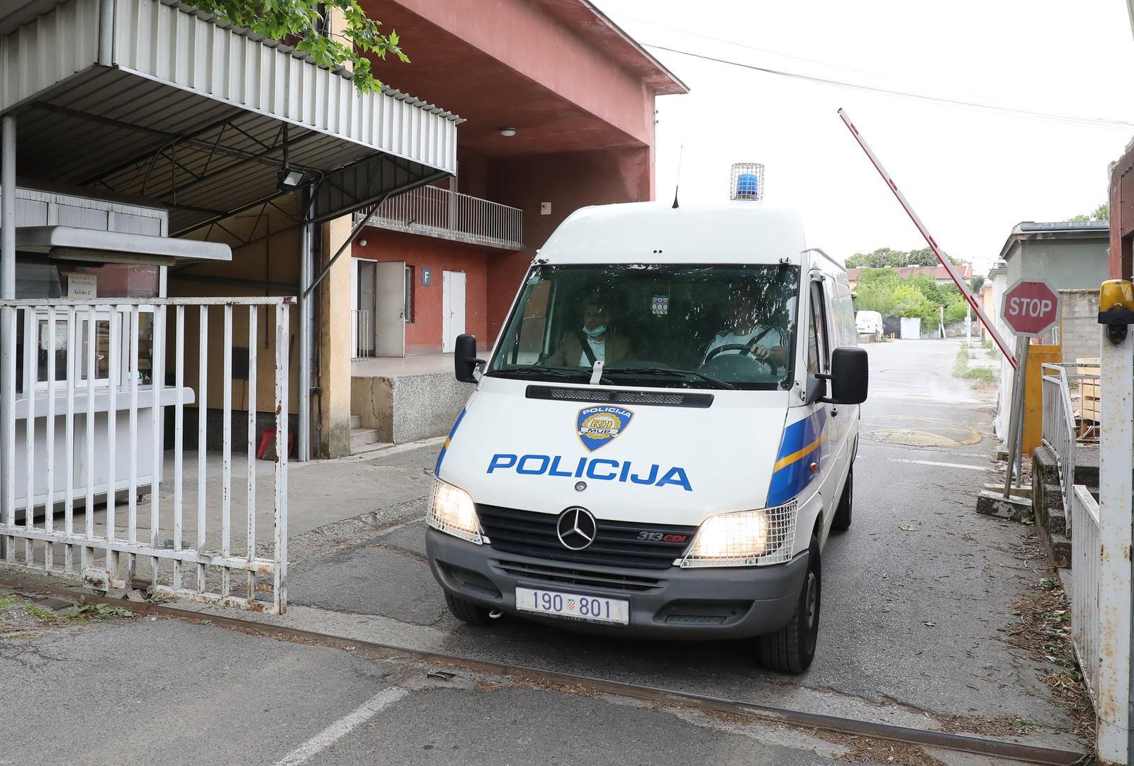 Zagreb: Policijski kombi izlazi iz Općinskog kaznenog suda na Selskoj
