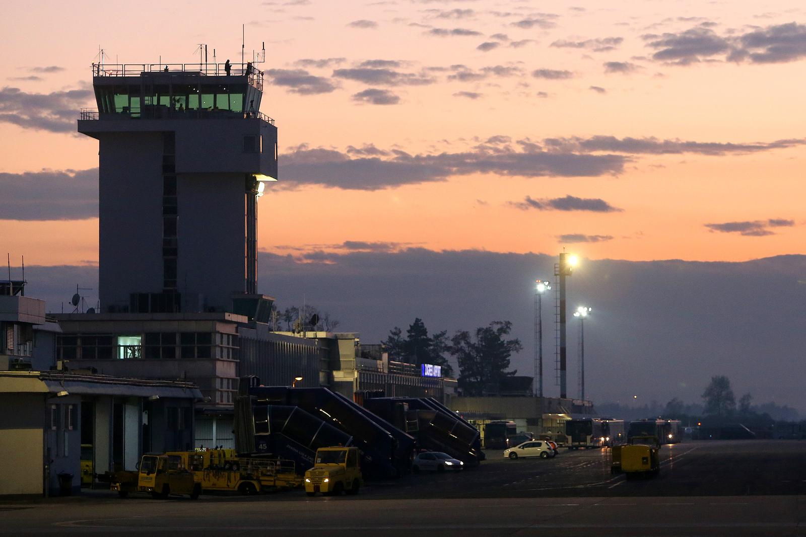 Zrakoplovi i toranj kontrole zra?nog prometa u sumrak