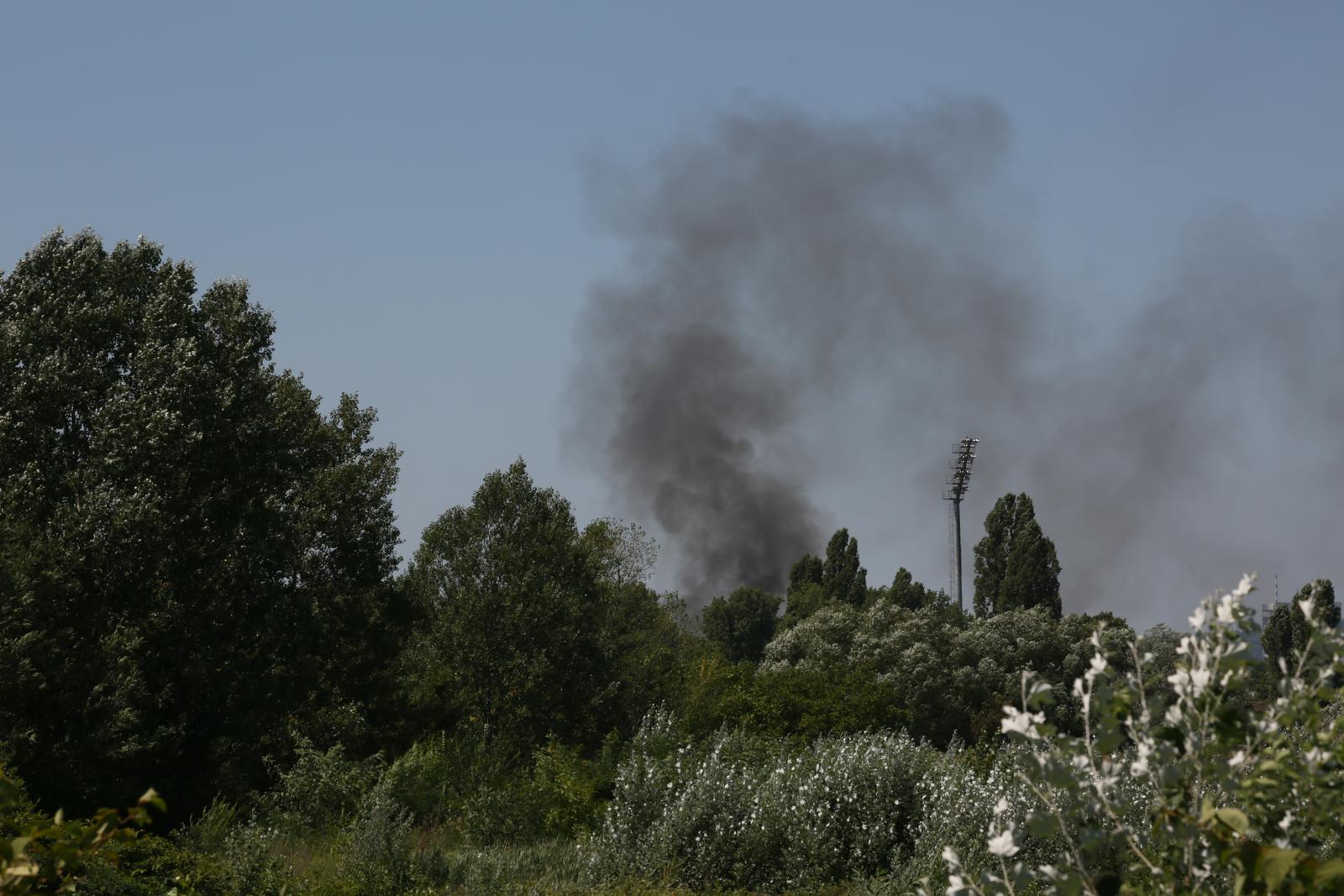 Zagreb: Vatra zahvatila baraku u blizini Jarunske ulice, vatrogasci brzo intervenirali