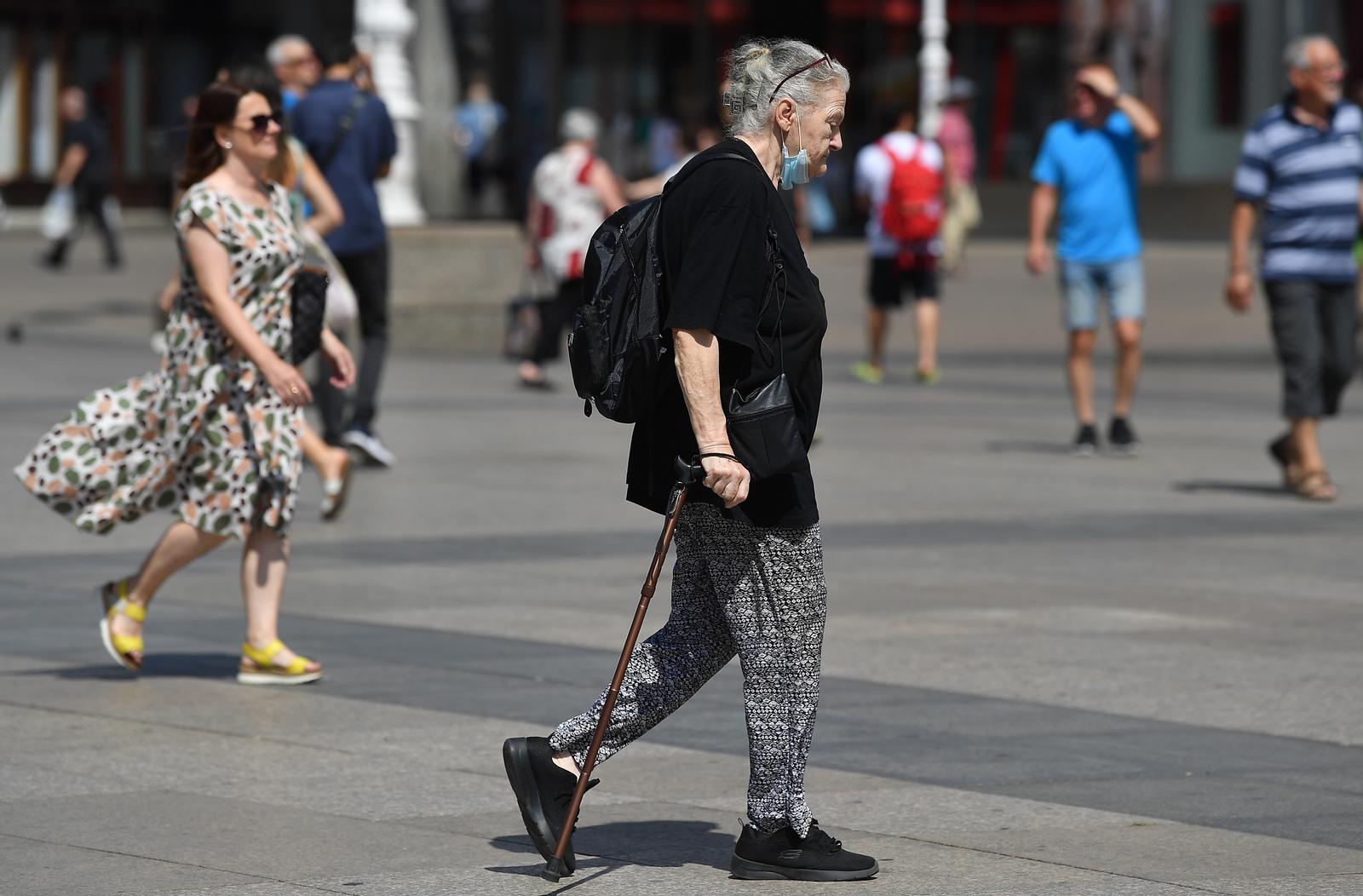 Usprkos visokim temperaturama dio zagrepčana i dalje nosi maske i na otvorenom