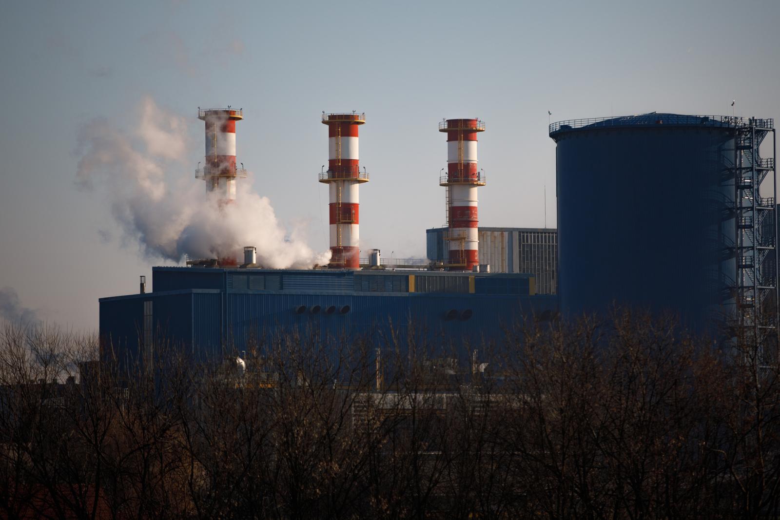 Zagreb: Pogled s južne obale Save na toplanu u naselju Borovje