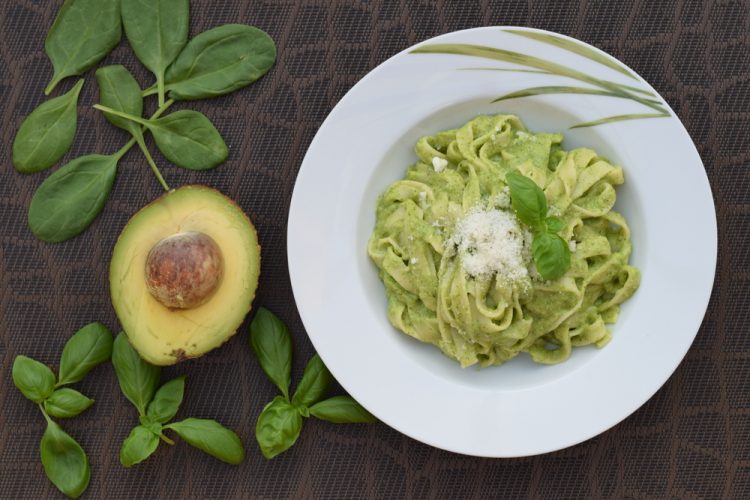 tjestenina, rezanci, umak od avokada, bosiljak, talijanska kuhinja,