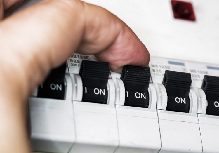 struja, osigurači, električna energija, restrikcije struje, nestanak struje, štednja, ušteda, uštede, kriza,