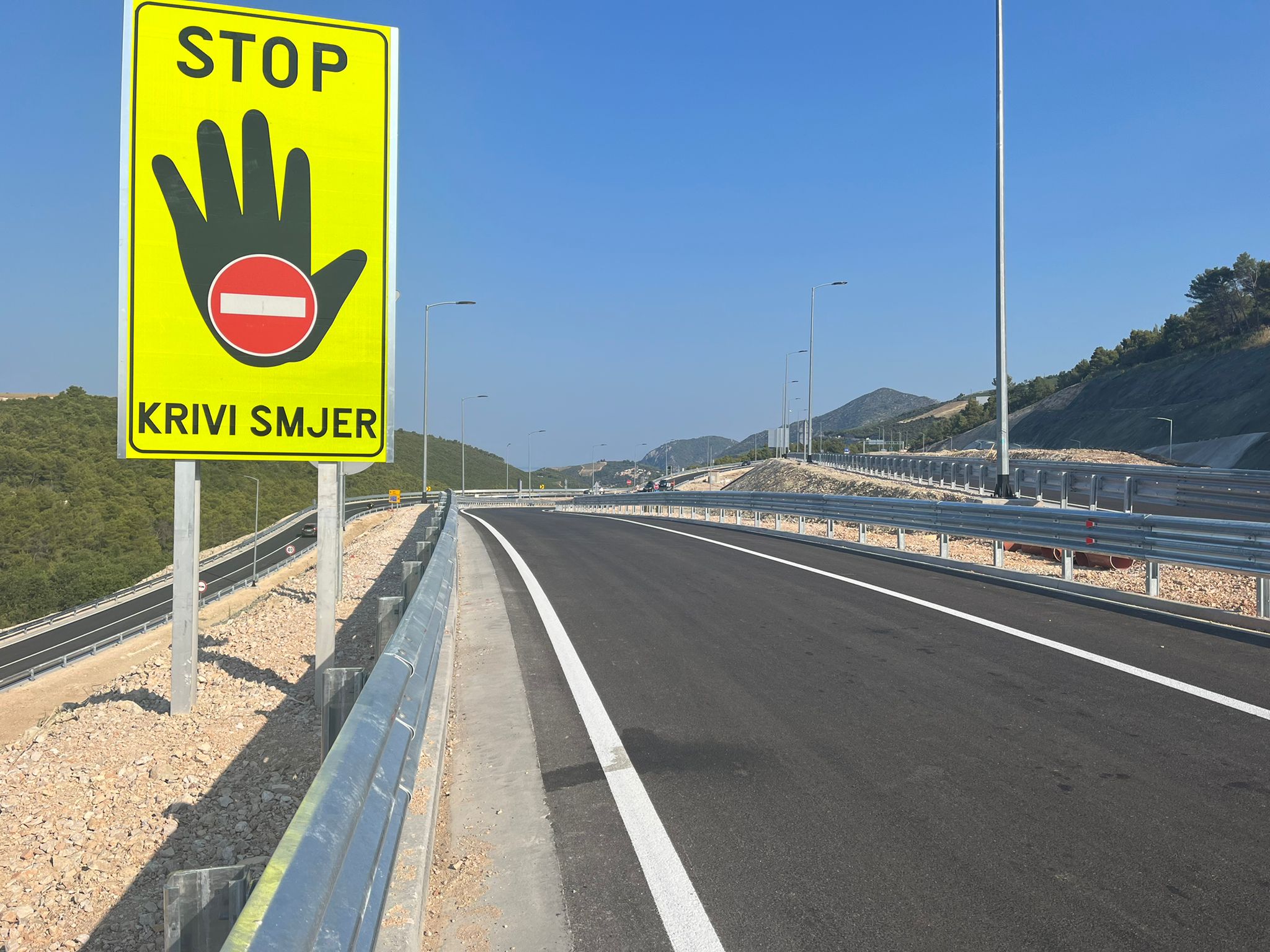 autocesta, krivi smjer, promet, prometni znak, stop, komarna, pristupna cesta za pelješki most