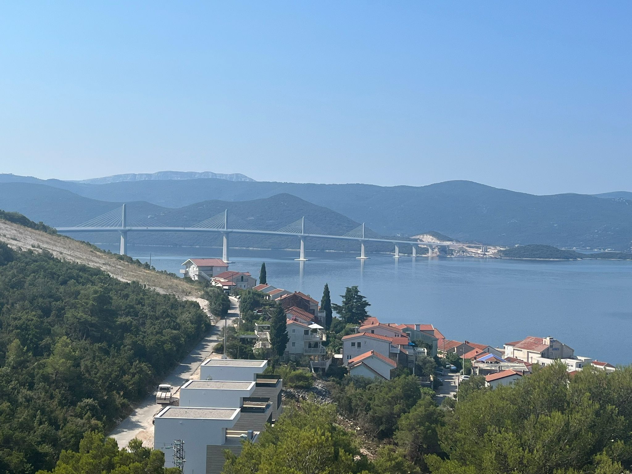 pelješki most, komarna