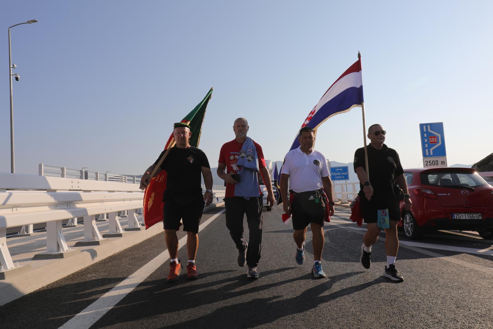 Branitelji iz Vukovara prvi su prošli preko Pelješkog mosta