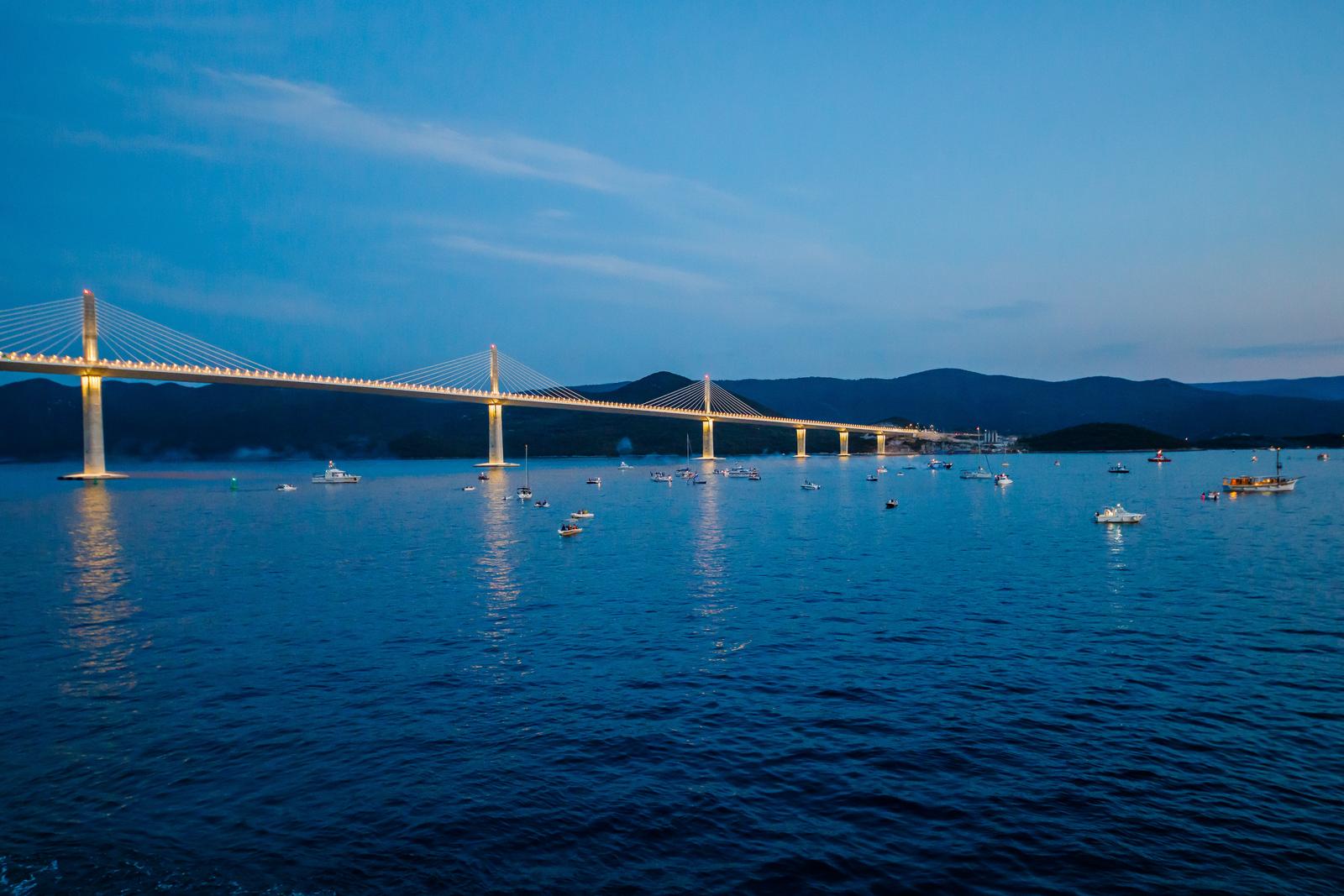 Pogled na vatromet povodom otvorenja Pelješkog mosta s trajekta Hrvat