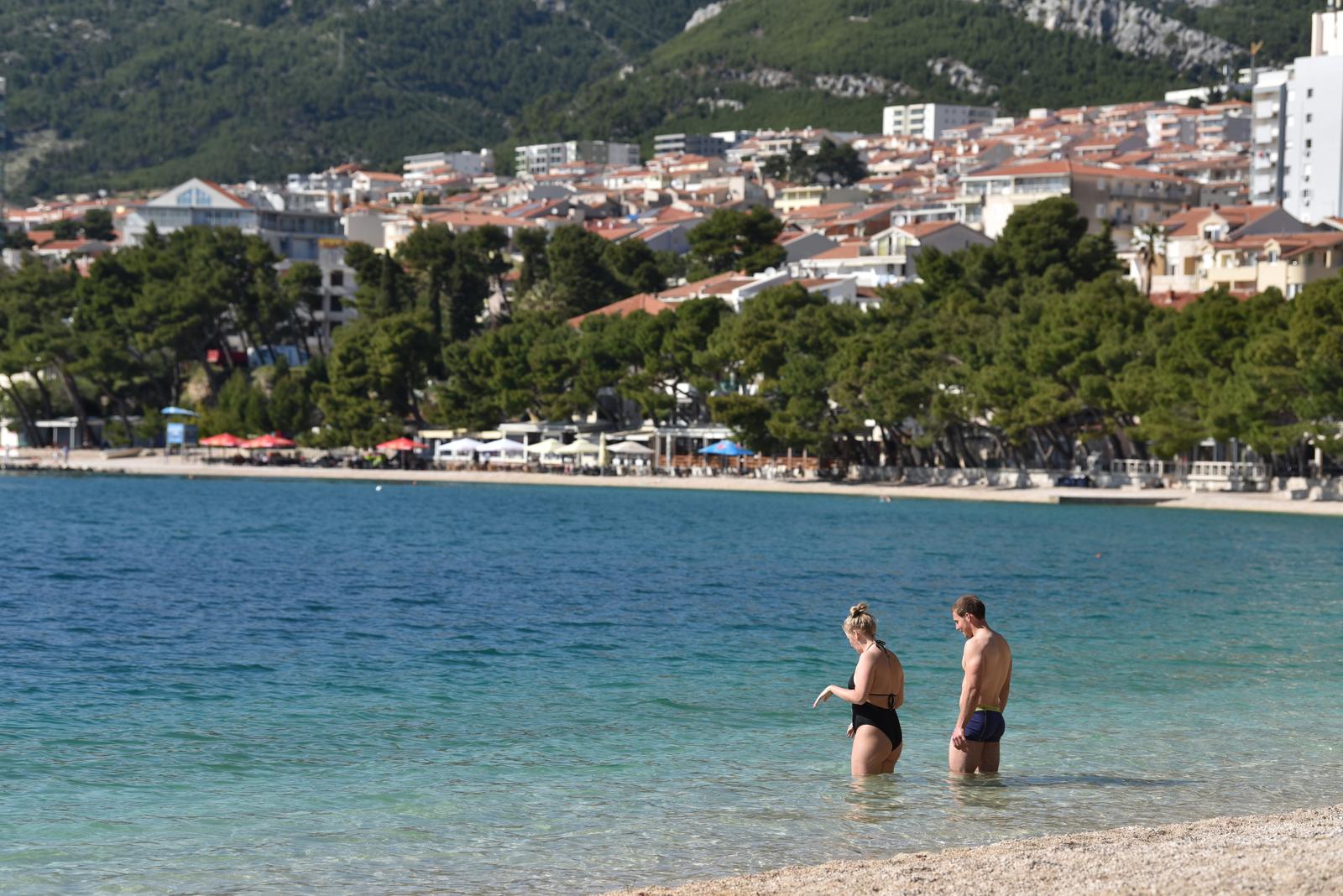 Sun?ani dan na plai u Makarskoj