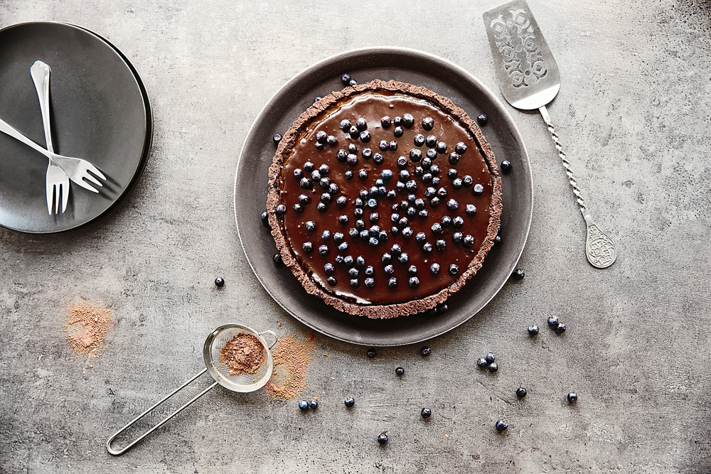 kolač, torta, čokolada, borovnica,Chocolate,Tart,With,Blueberry,On,A,Color,Background