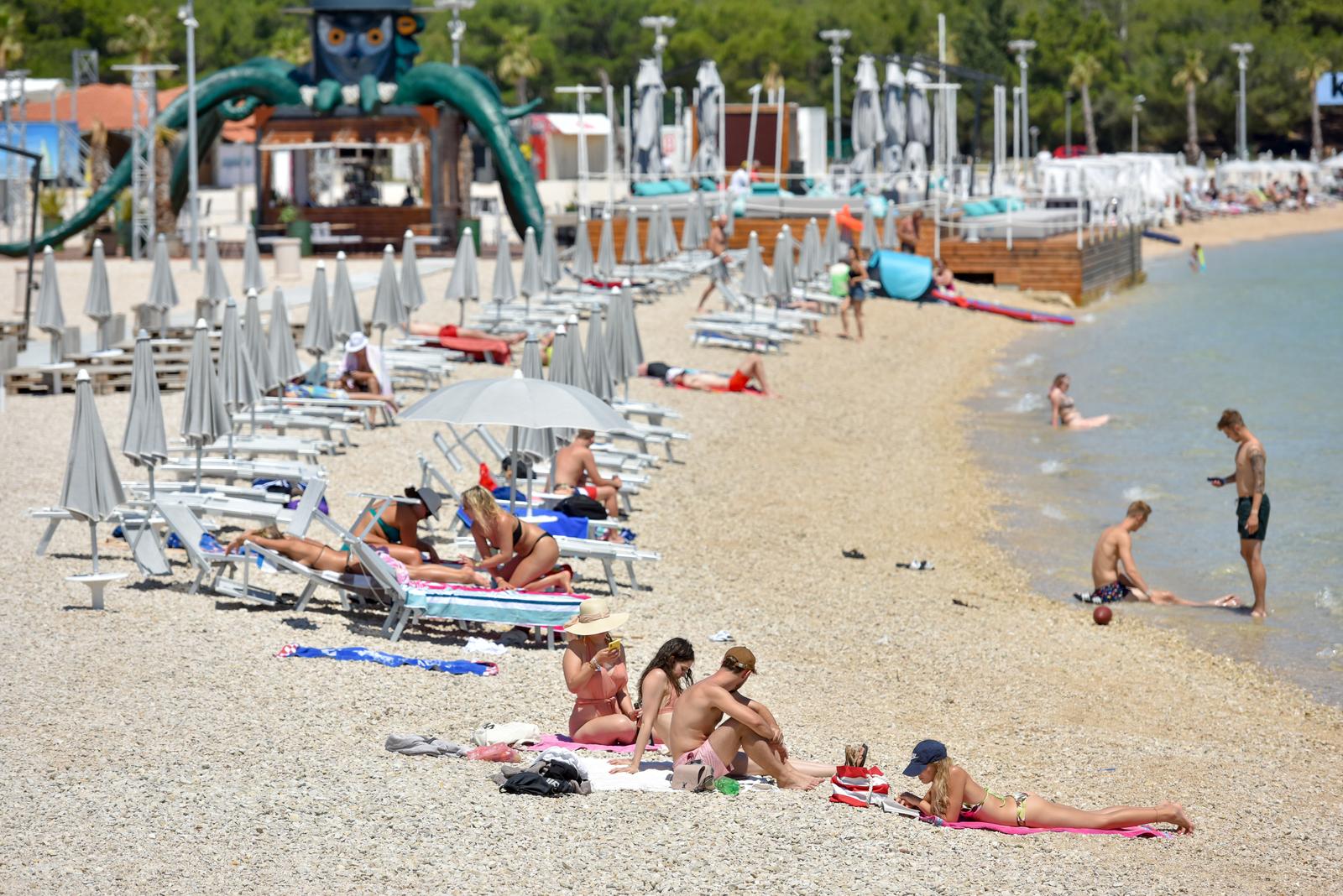 Malobrojni gosti odmaraju se na plaži Zrče