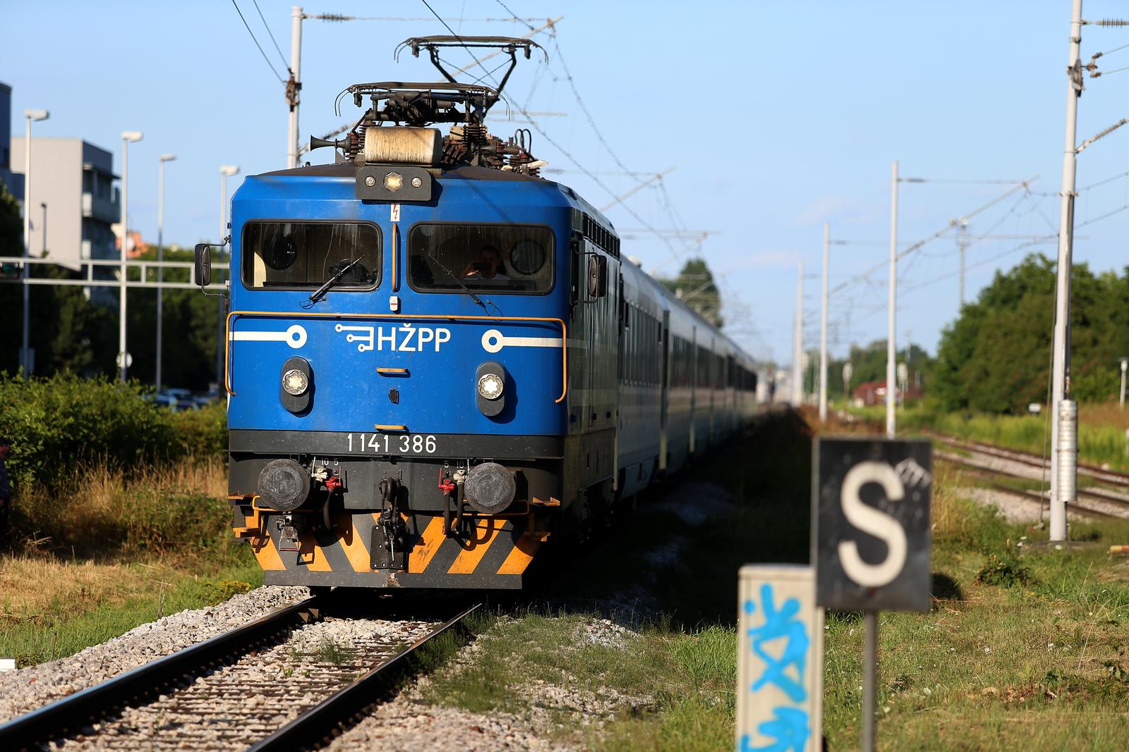 Dolazak navijača Hajduka vlakom na utakmicu superkupa Dinama i Hajduka