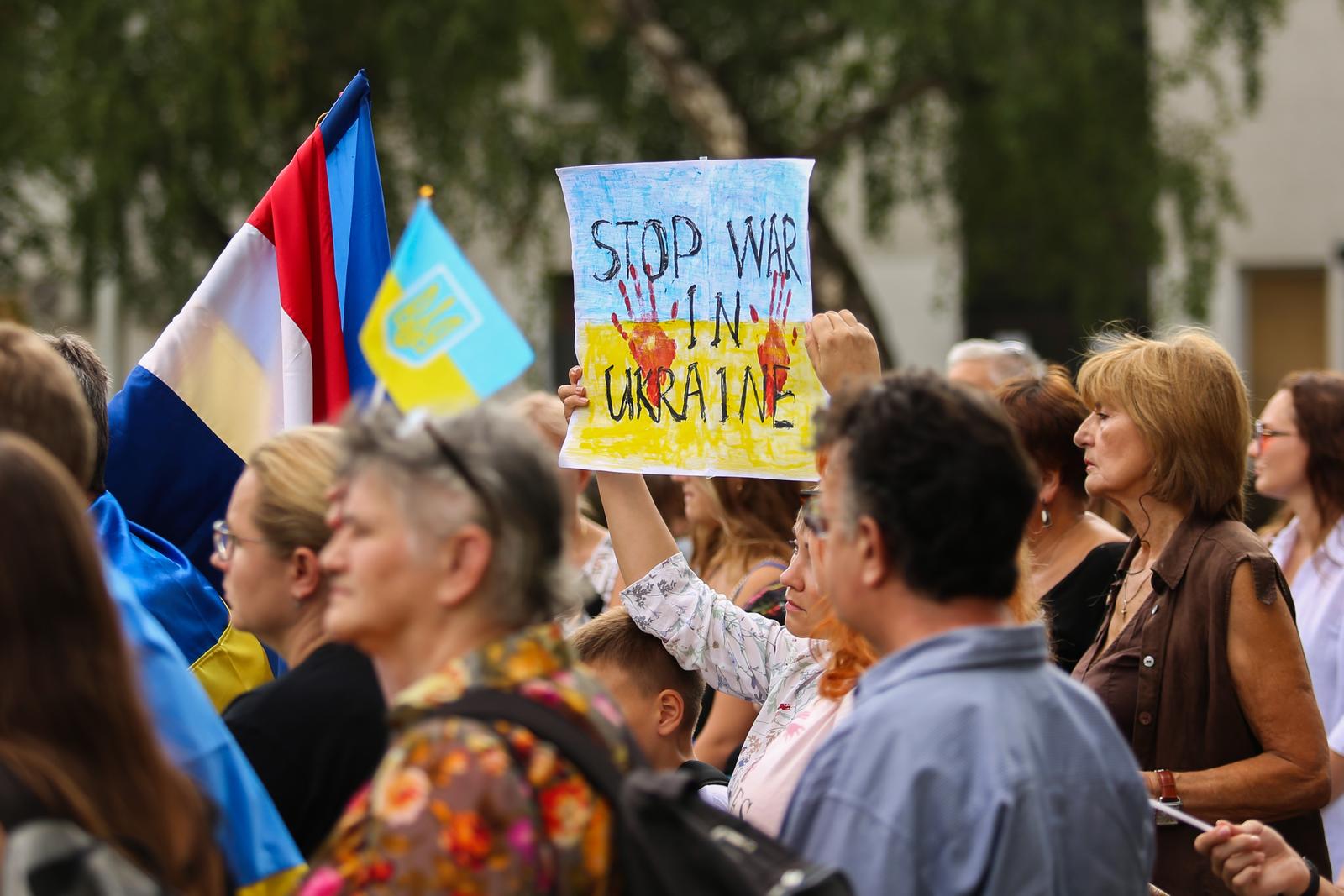 Zagreb: Na Trgu dr. Franje Tuđmana organiziran prosvjed zbog pokolja ukrajinskih zarobljenika