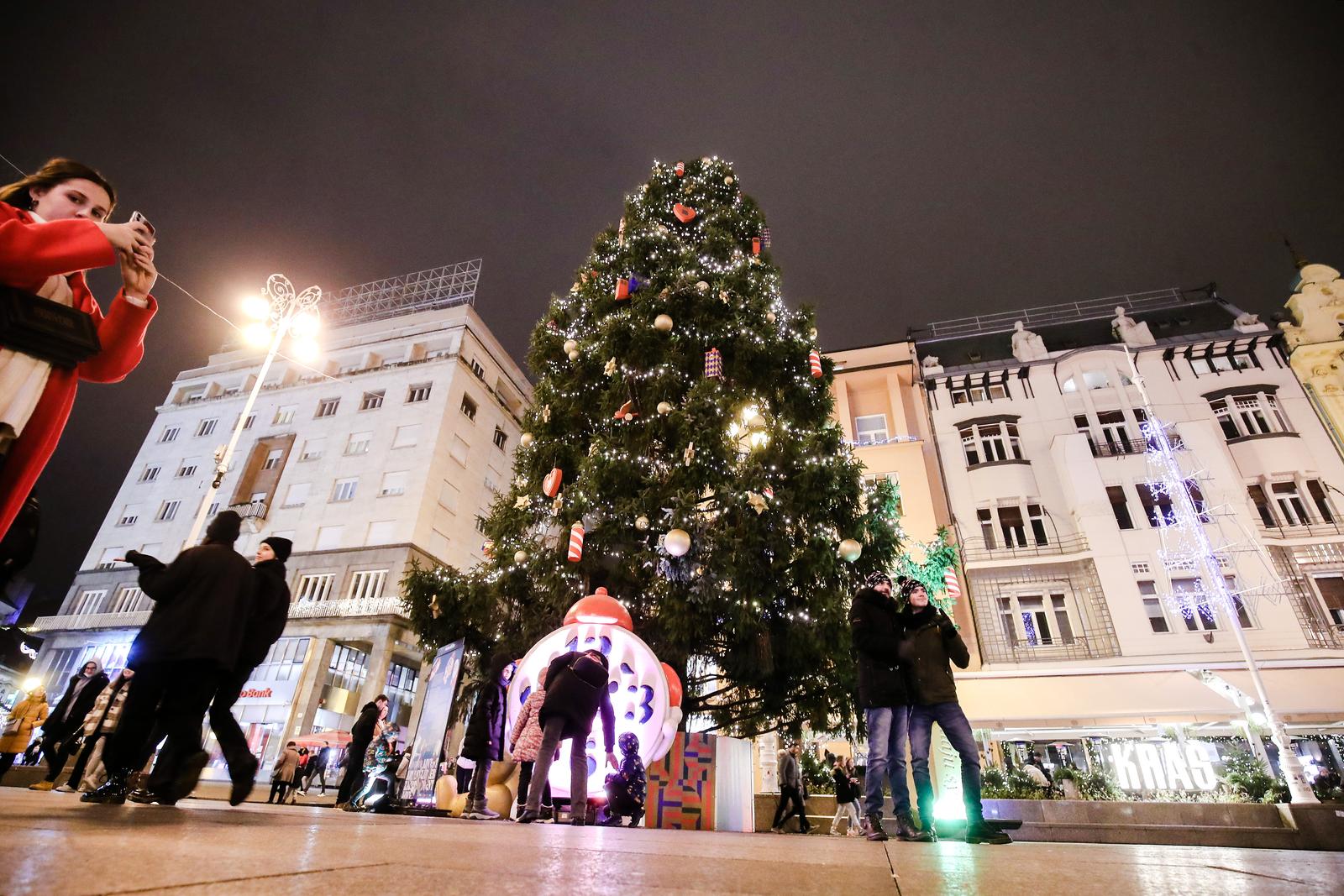 Zagreb: Večernja blagdanska atmosfera na glavnom gradskom trgu