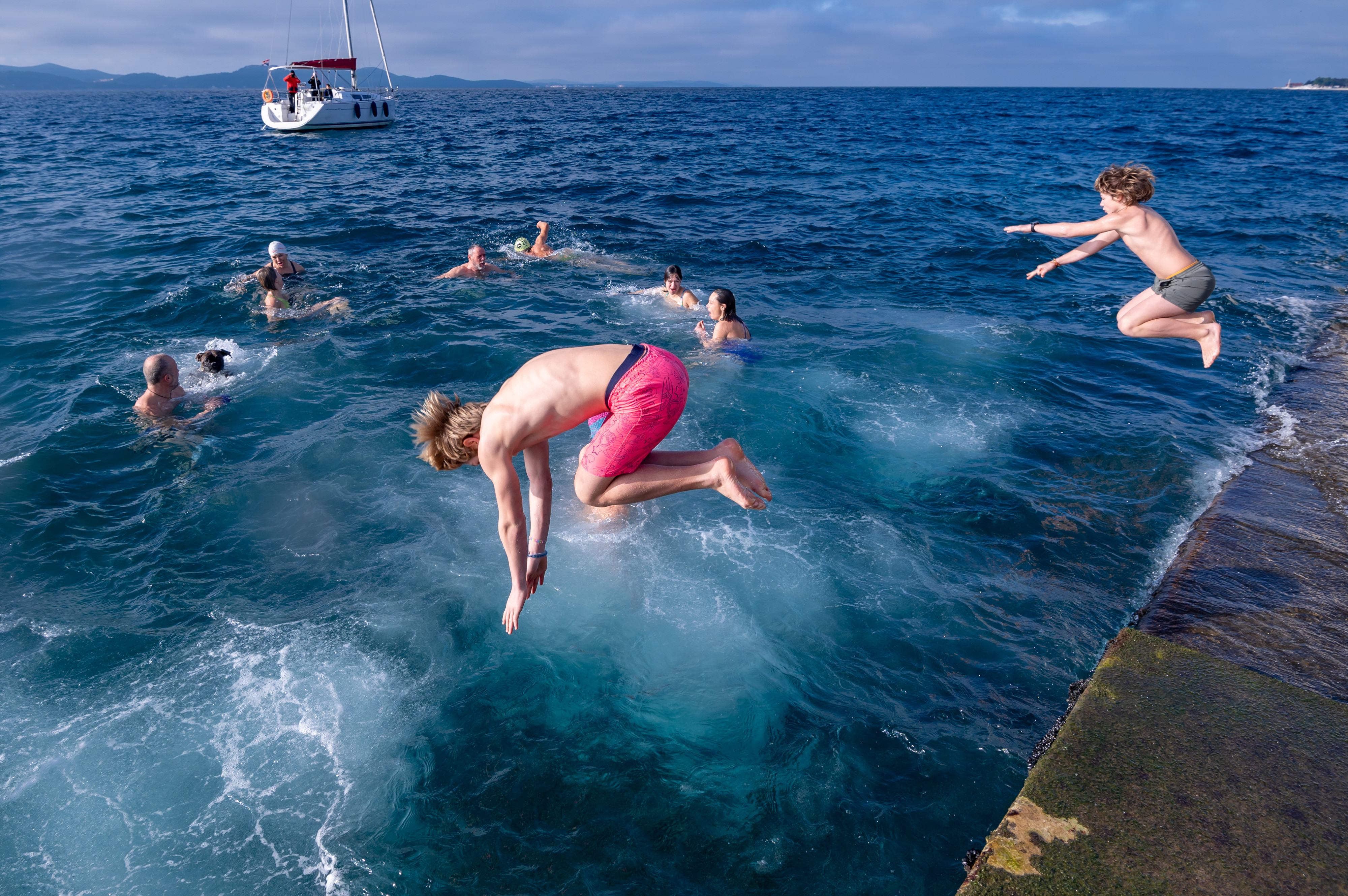 Zadar: Tradicionalno novogodišnje kupanje na Morskim orguljama točno u podne