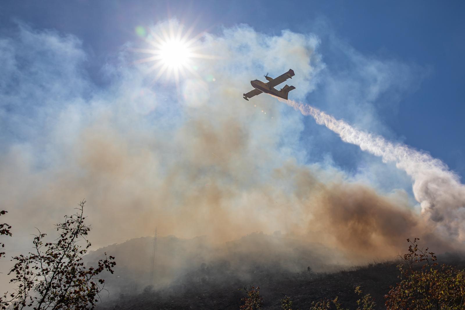 Gori iznad Orašca, vatrogasci uspjeli obraniti kuće u Ljupču, stigla 4 kanadera