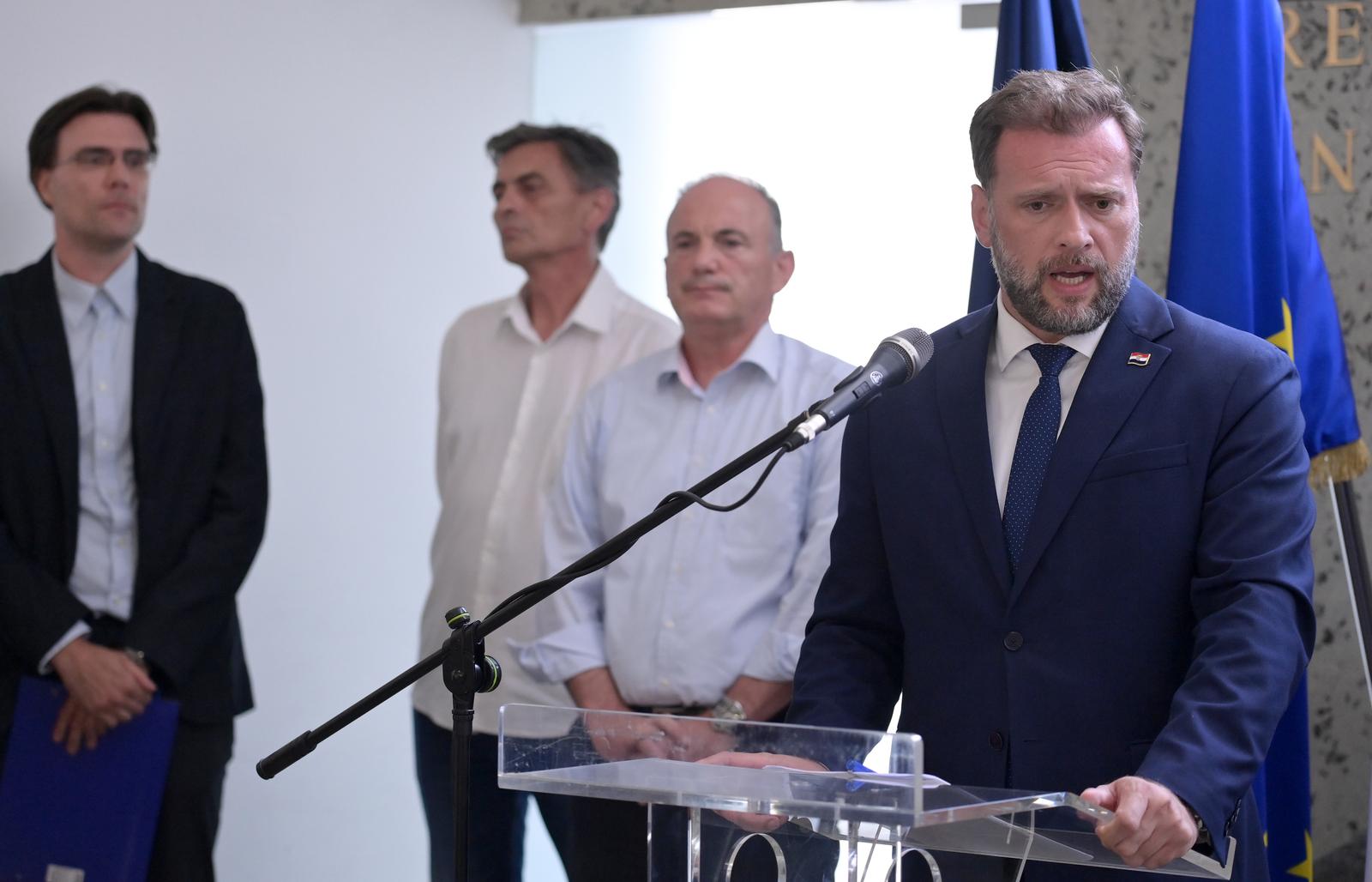 Zagreb: Konferencija za medije o remontu protupožarnih aviona