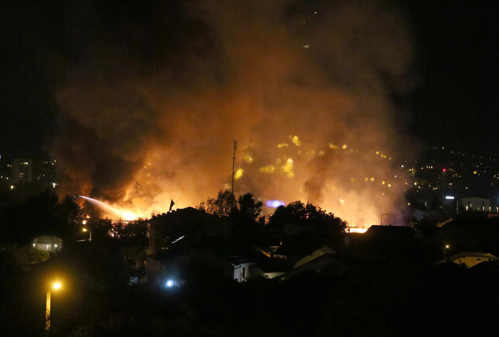 Zagreb: Oko 30 vatrogasaca bori se s požarom koji je buknuo na Žitnjaku