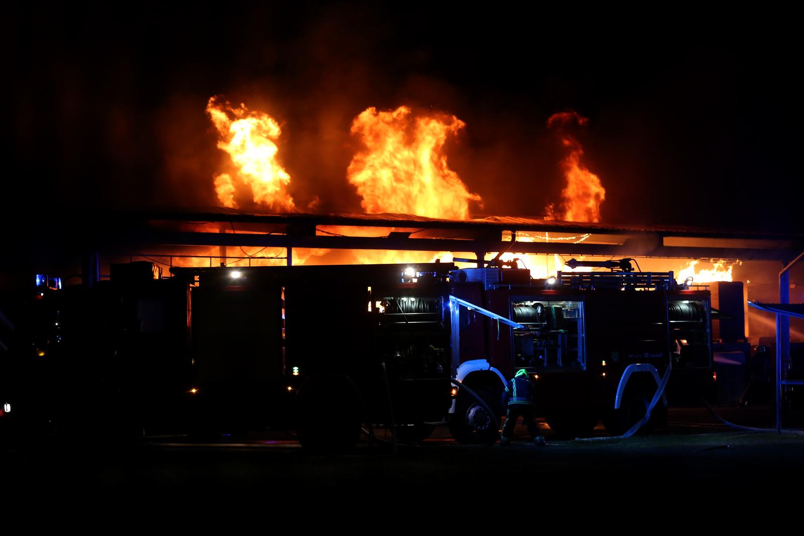 Zagreb: Oko 30 vatrogasaca bori se s požarom koji je buknuo na Žitnjaku