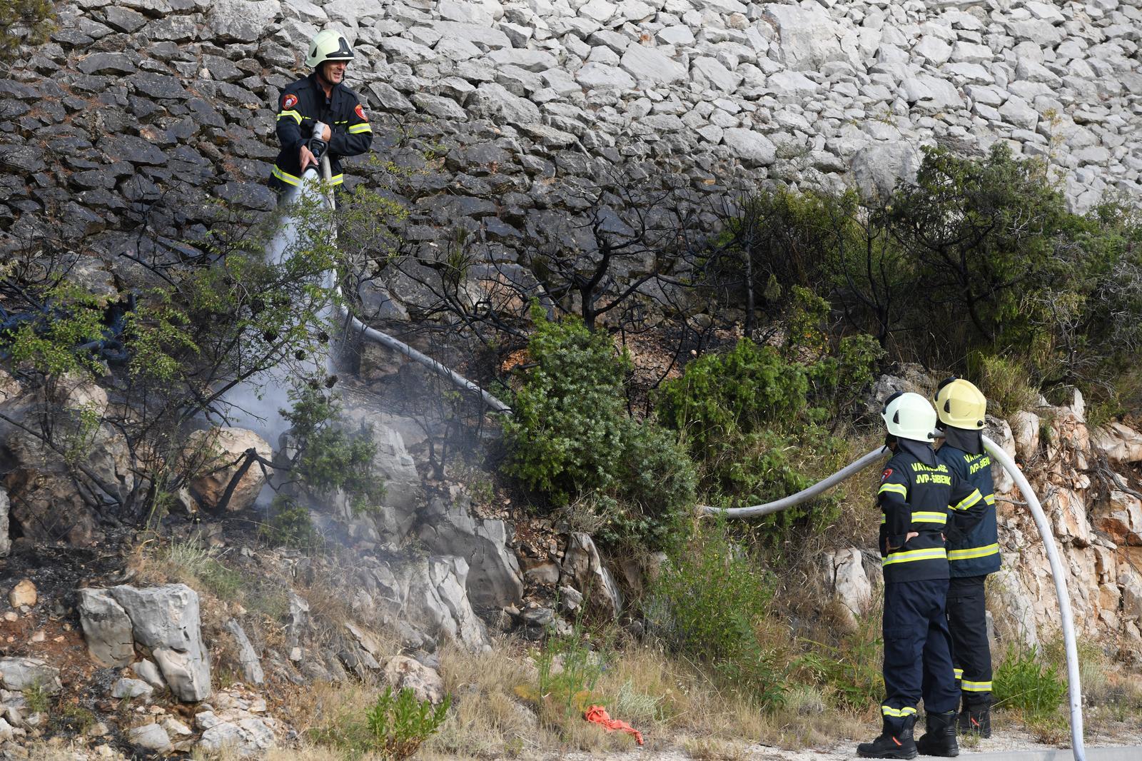 Šibenik: Izbio požar u Jadransku magistralu koji je ubrzo ugašen intervencijom vatrogasaca