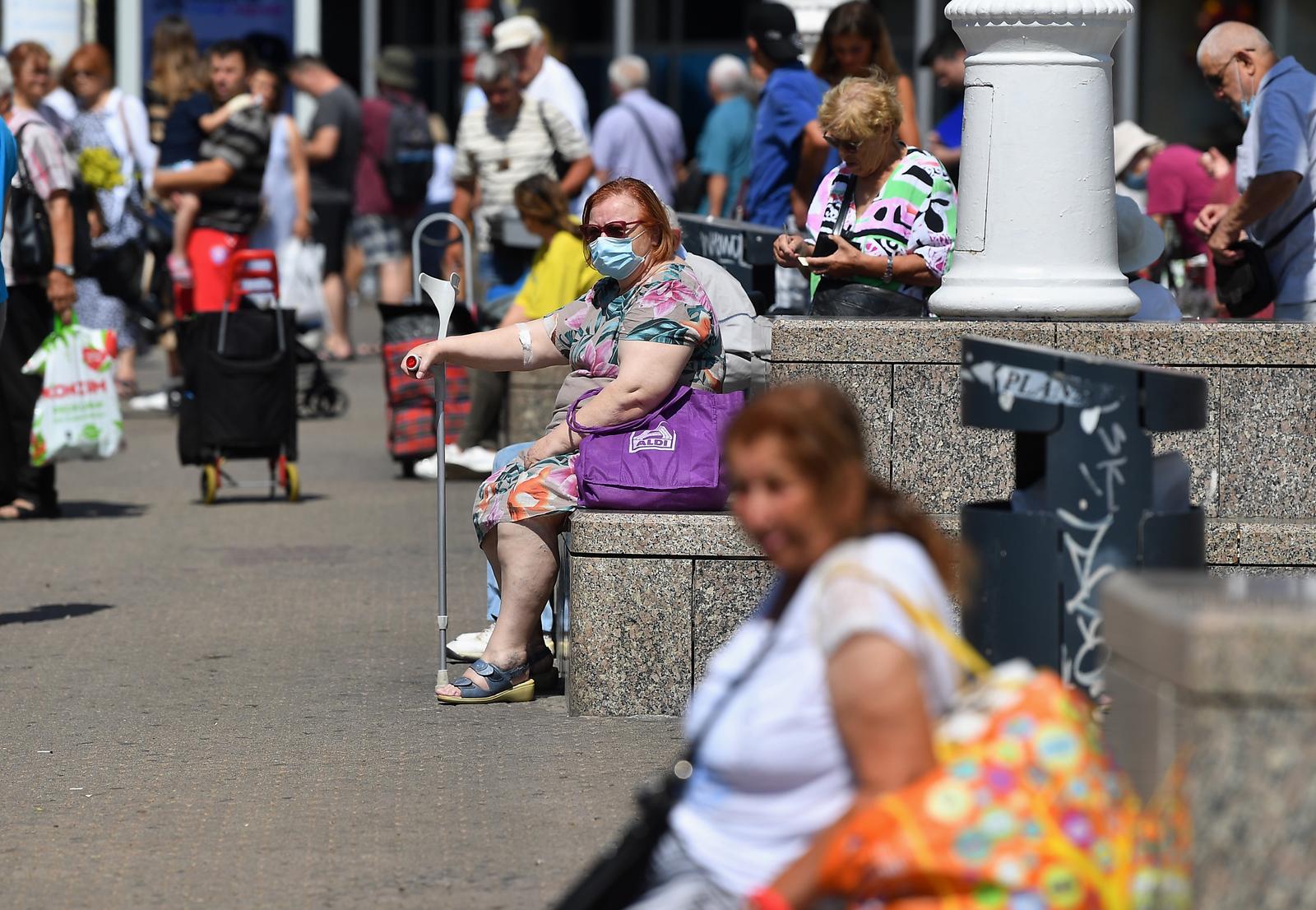 Usprkos visokim temperaturama dio zagrepčana i dalje nosi maske i na otvorenom
