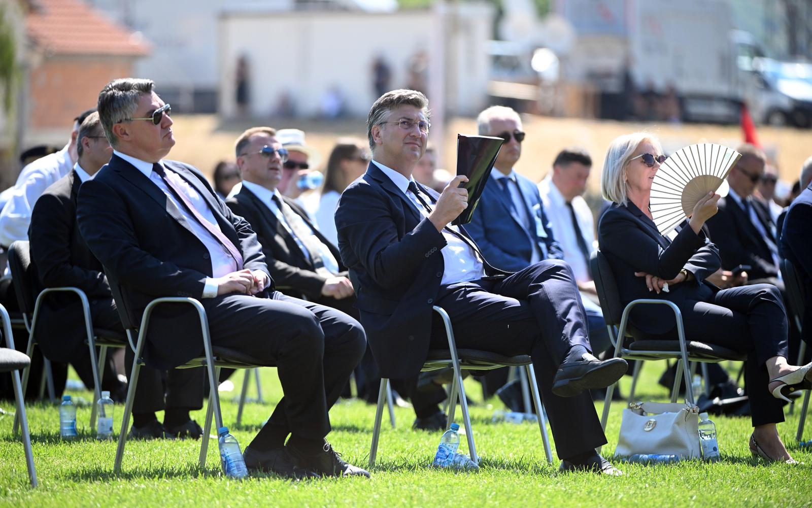 Knin: Zbog velike vrućine uzvanici na središnjoj proslavi Oluje koristili papire, lepeze i vodu