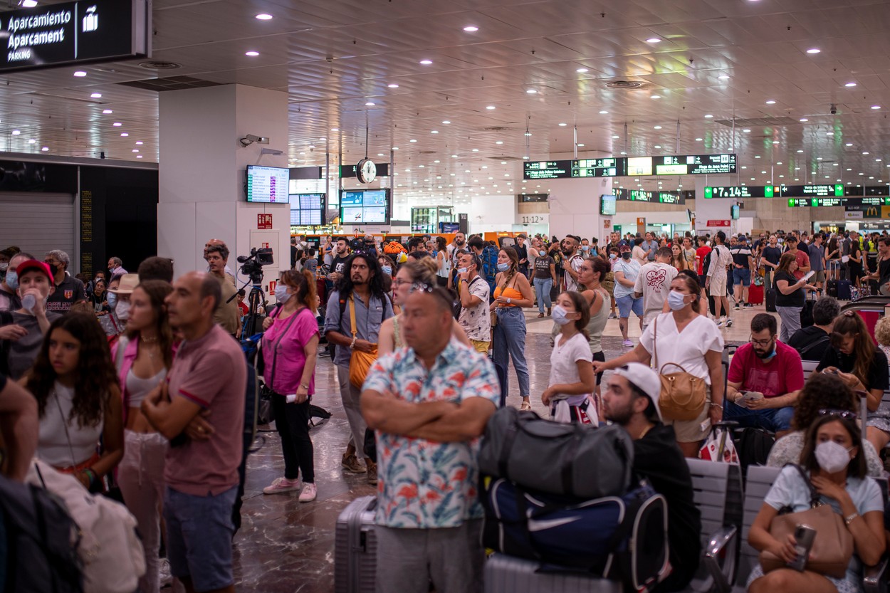 Adif restores traffic on the high-speed line from Madrid to Barcelona after cable theft