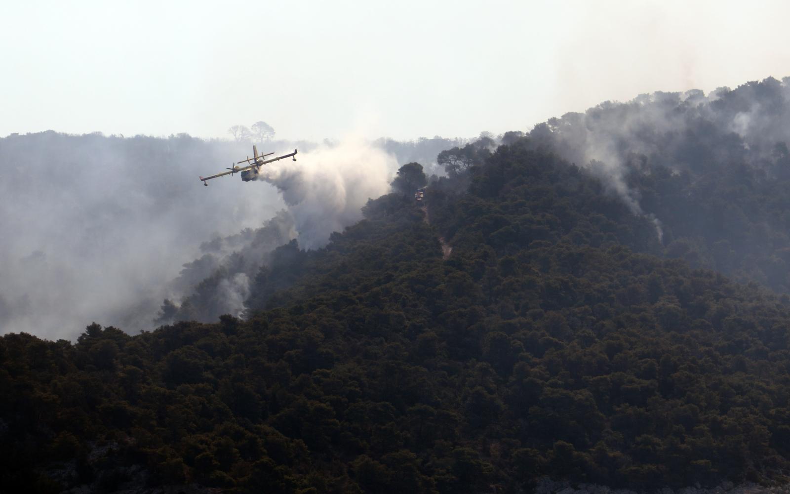 U gašenju požara na Hvaru vatrogascima u pomoć pristigli i kanaderi