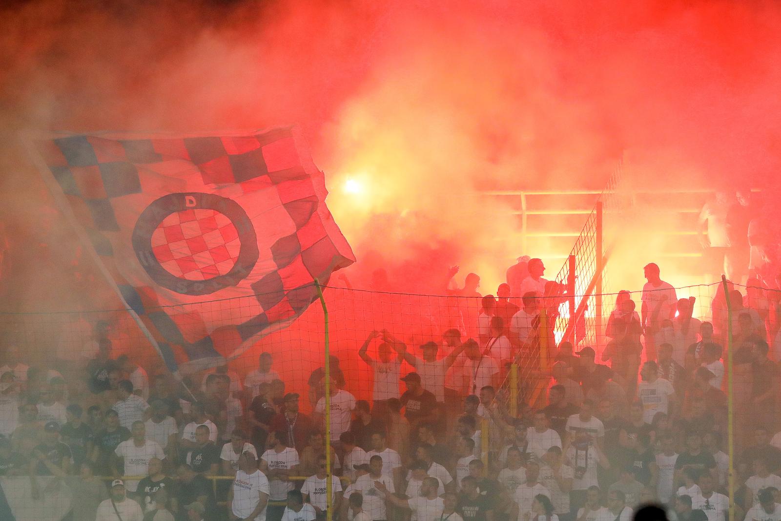 Torcida bakljadom proslavila Hajdukovu pobjedu protiv Istre