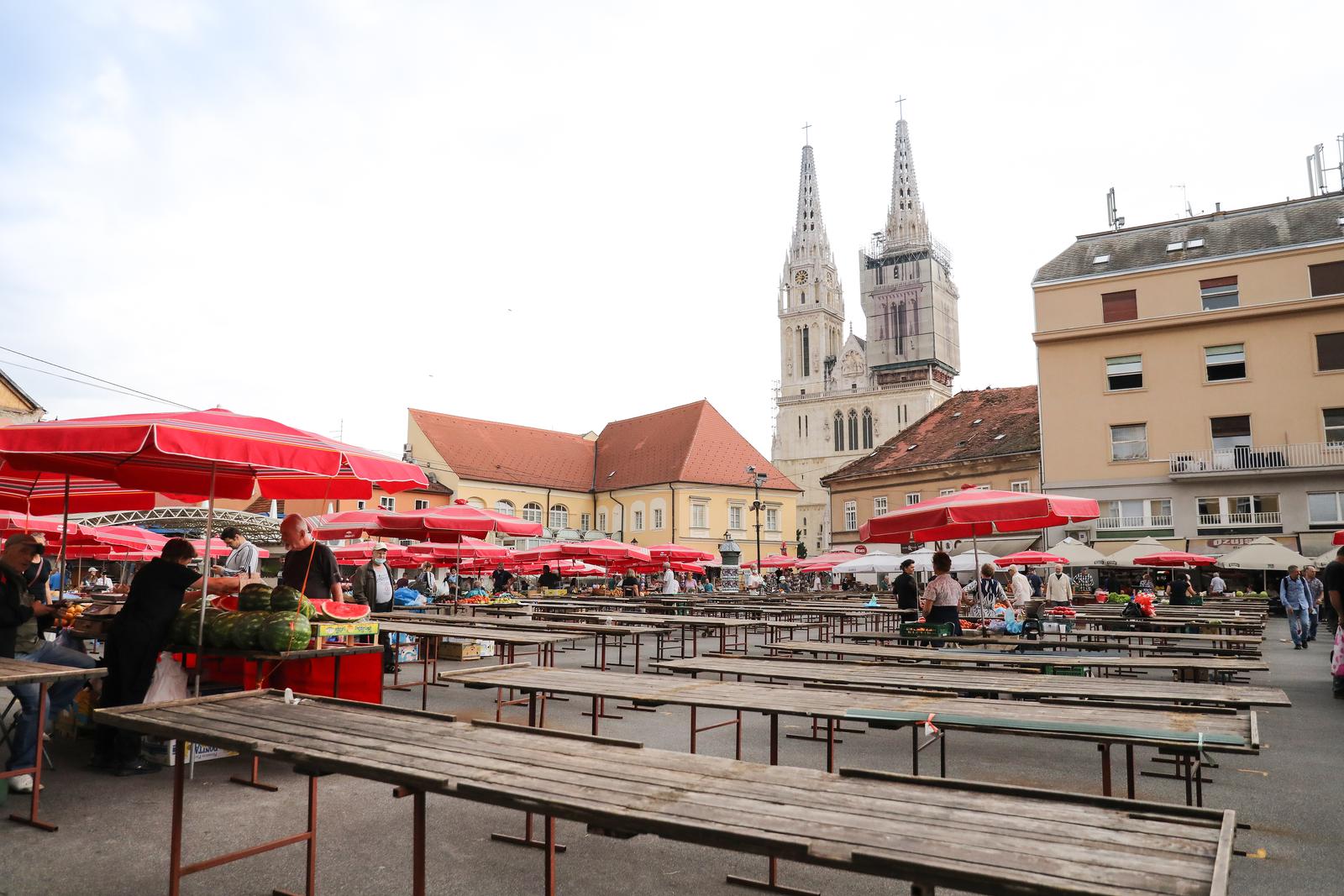 Zagreb: Tek rijetki su se odlučili za odlazak na Dolac u tmurno nedjeljno jutro