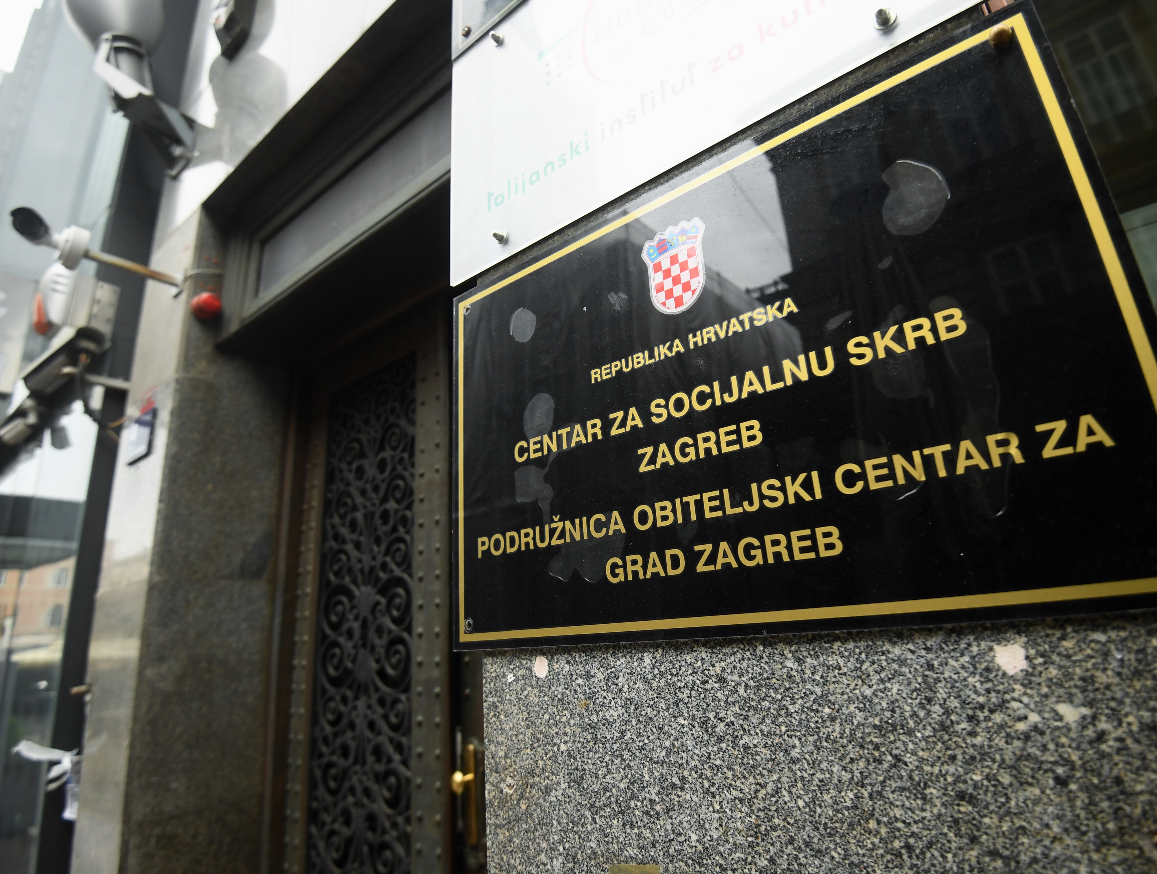 Zagreb: Postavljene poruke ispred Centra za socijalnu skrb kao upozorenje za sve propuste