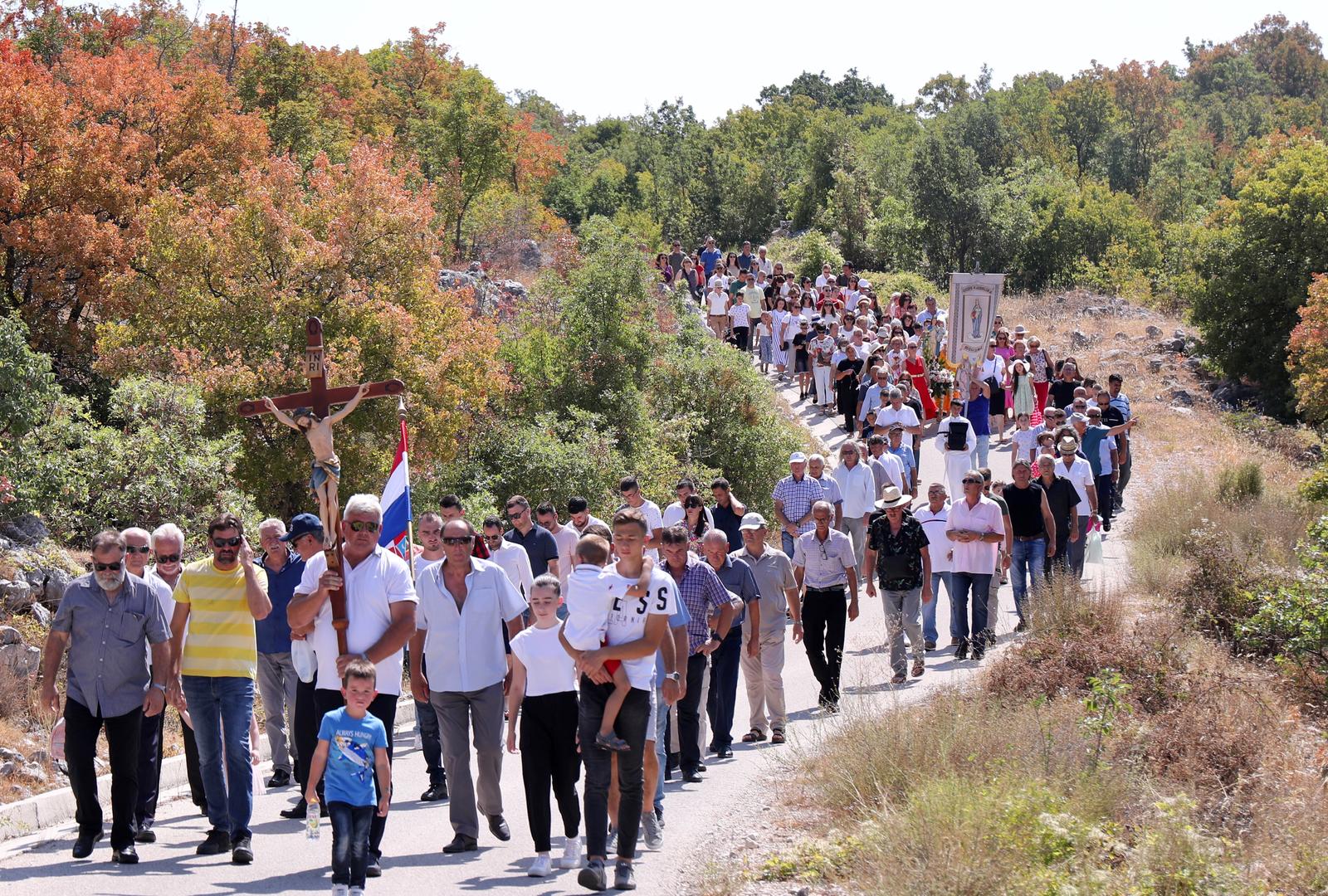 Zagvozd: Procesija s Gospinim kipom od crkve Gospe Karmelske do crkve Velike Gospe