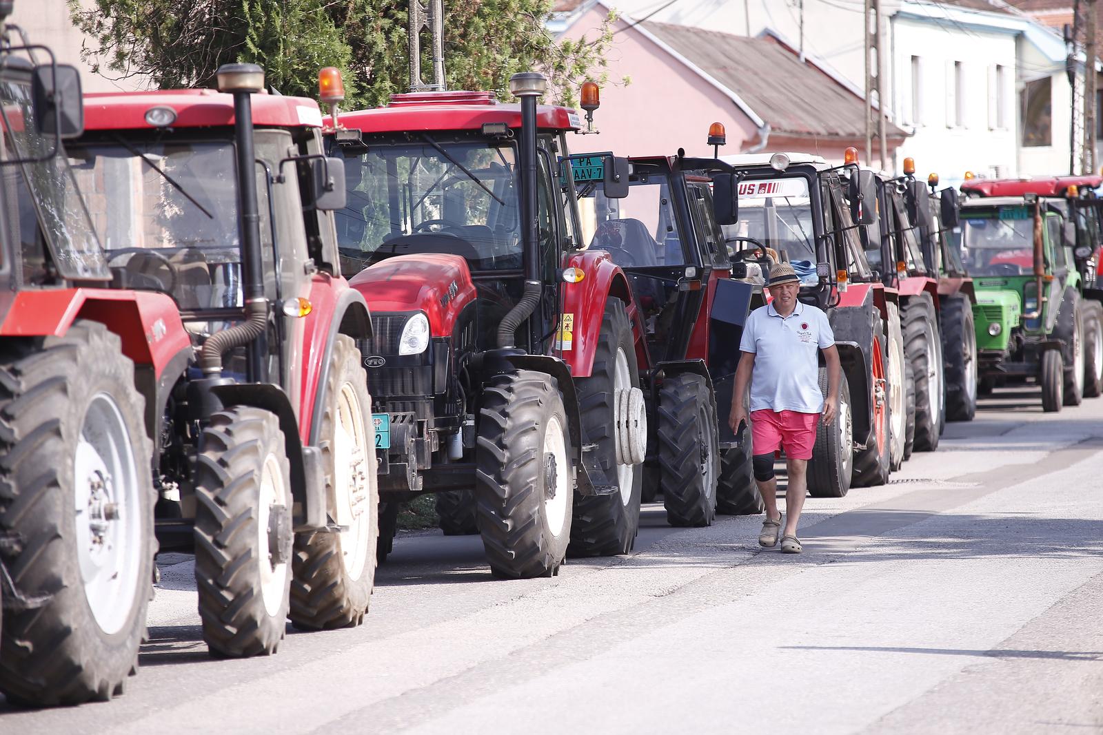 Poljoprivrednici su traktorima blokirali most na Tamišu u Pančevu