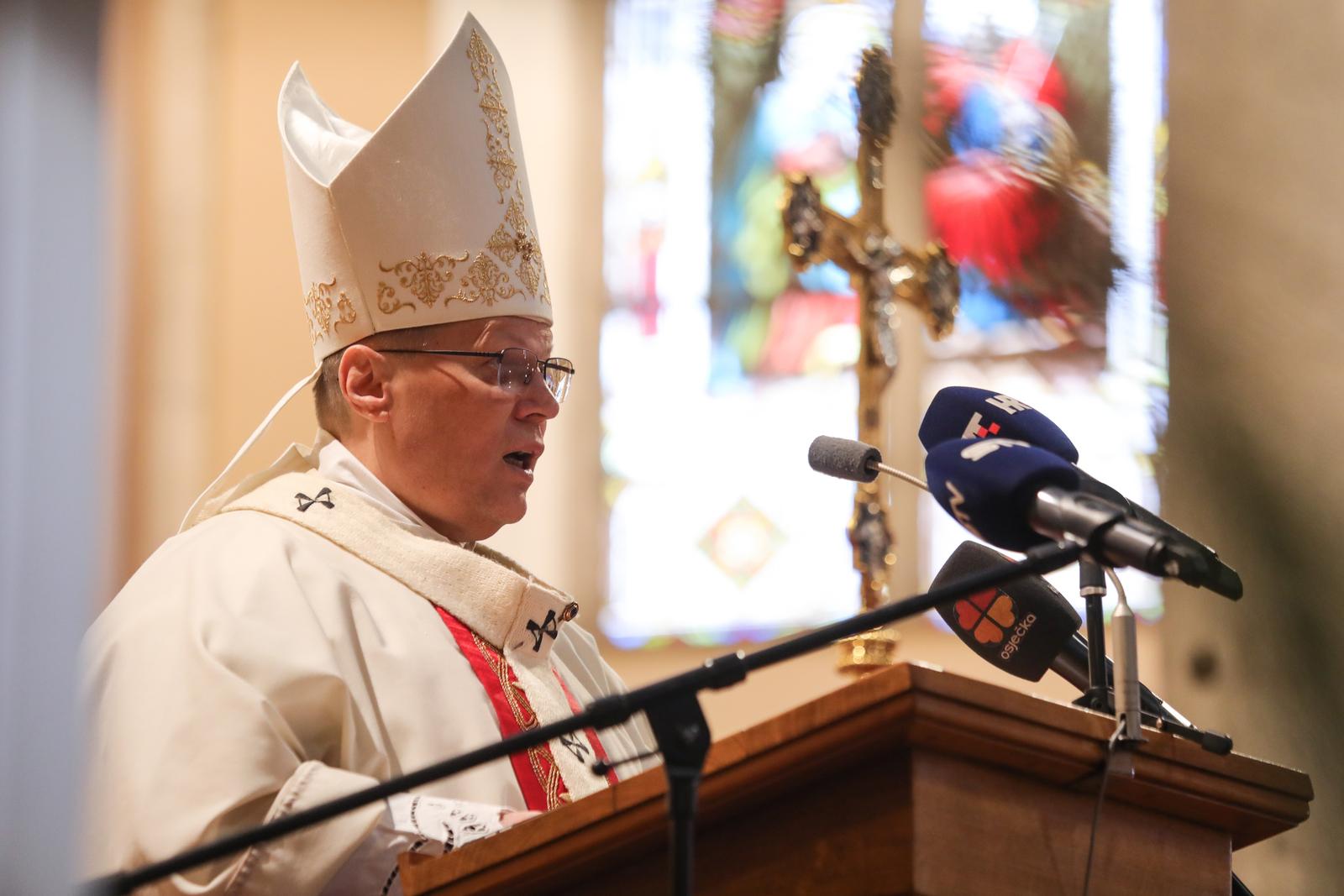 Osijek: Nadbiskup Đuro Hranić predvodio središnje uskrsno euharistijsko slavlje