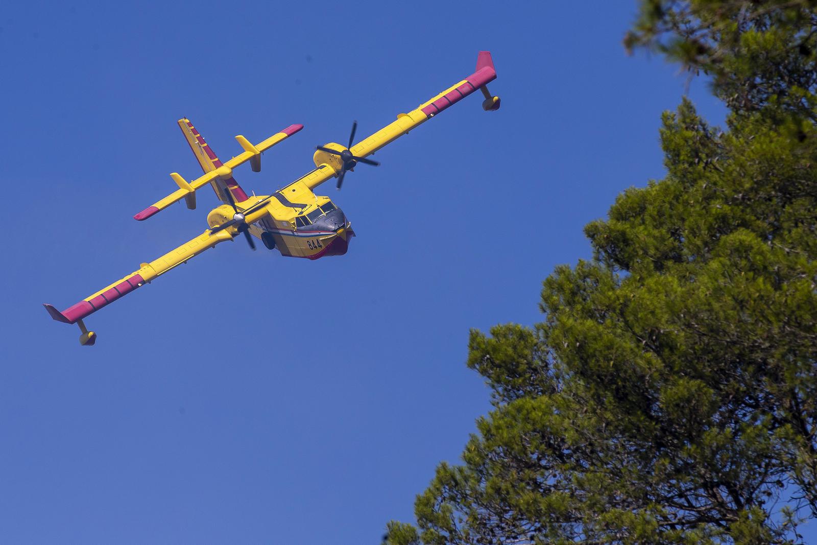 Nedaleko sela Bijažići u Istri kanaderi i stanovnici bore se s požarom