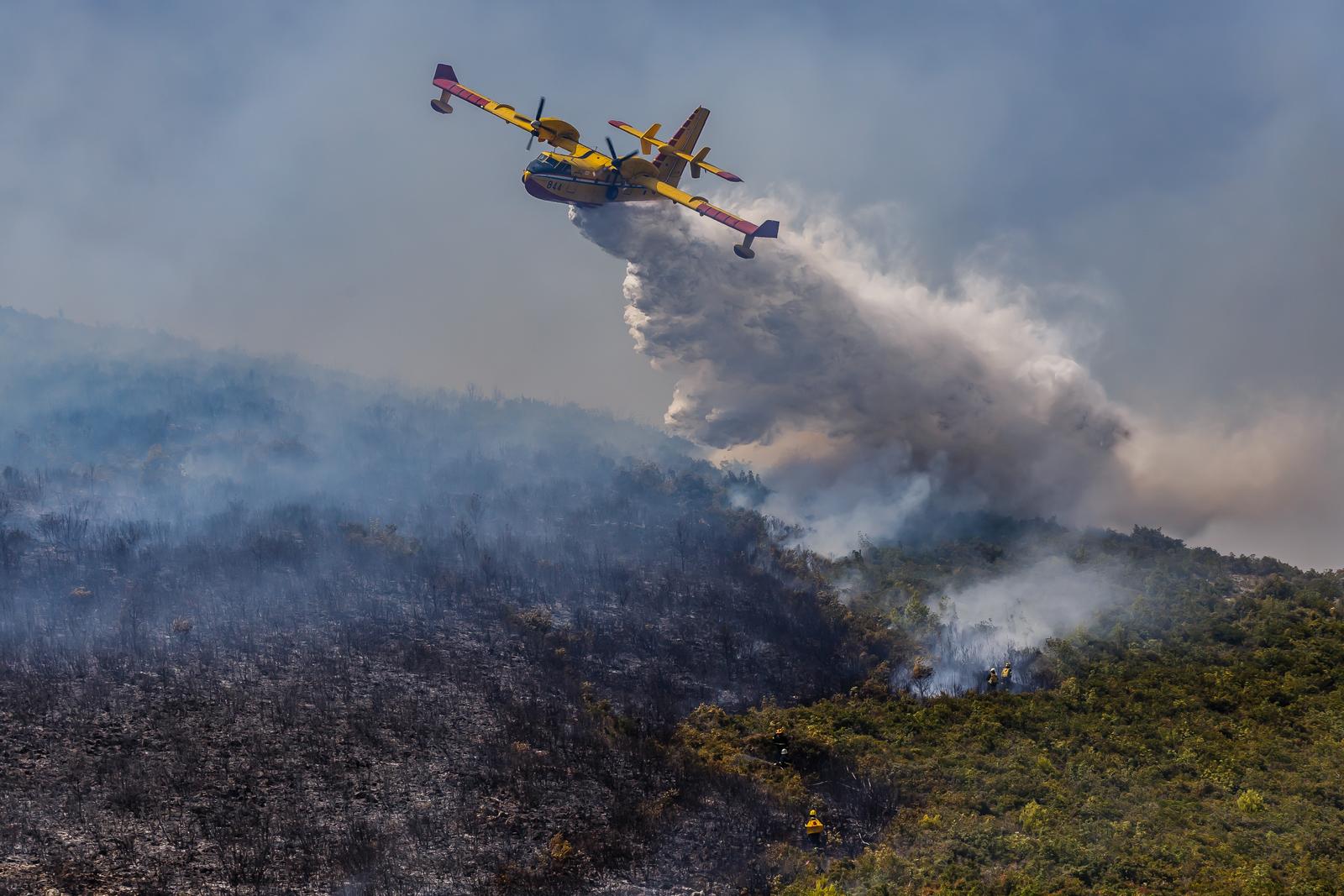 U Kaštelima u par minuta buknulo najmanje 5 požara, pozvani i kanaderi