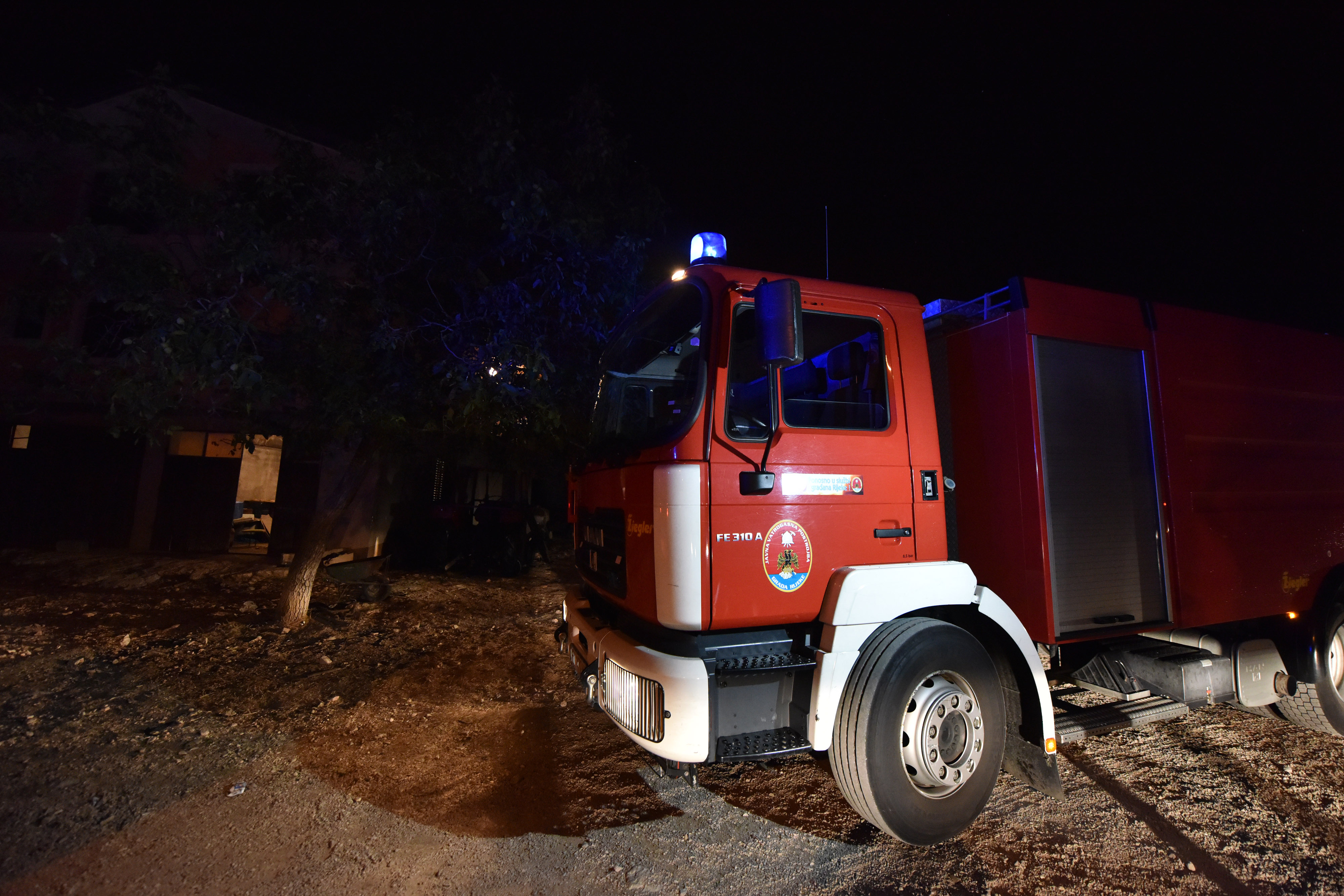 Vatrogasci se cijelu no? borili s poarom kako bi obranili ku?e u zaseoku Zeli?i