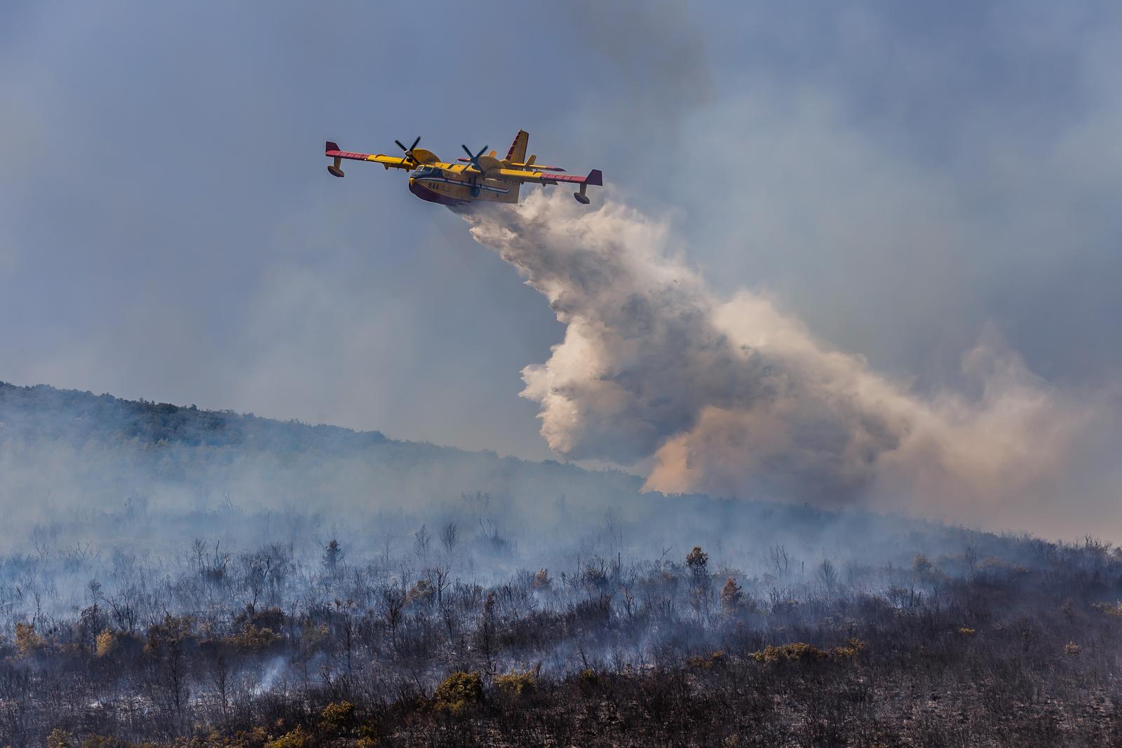 U Kaštelima u par minuta buknulo najmanje 5 požara, pozvani i kanaderi