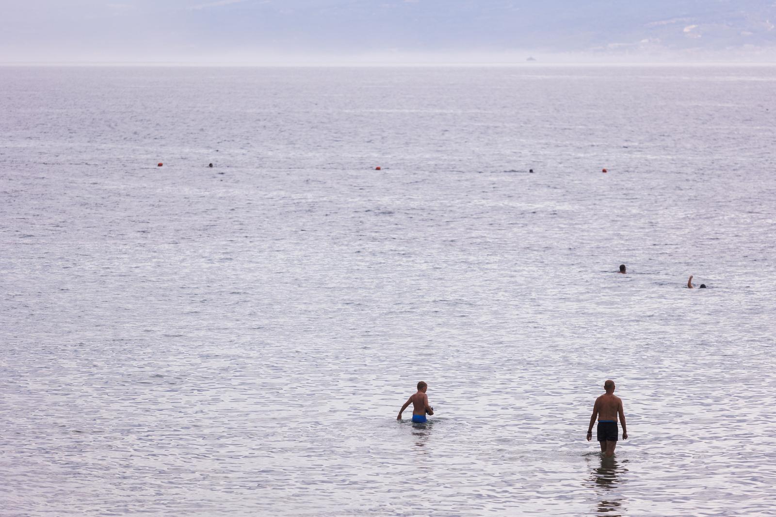 Split: Najhrabriji kupači ostali su na plaži Bačvice za vrijeme ljetnog pljuska