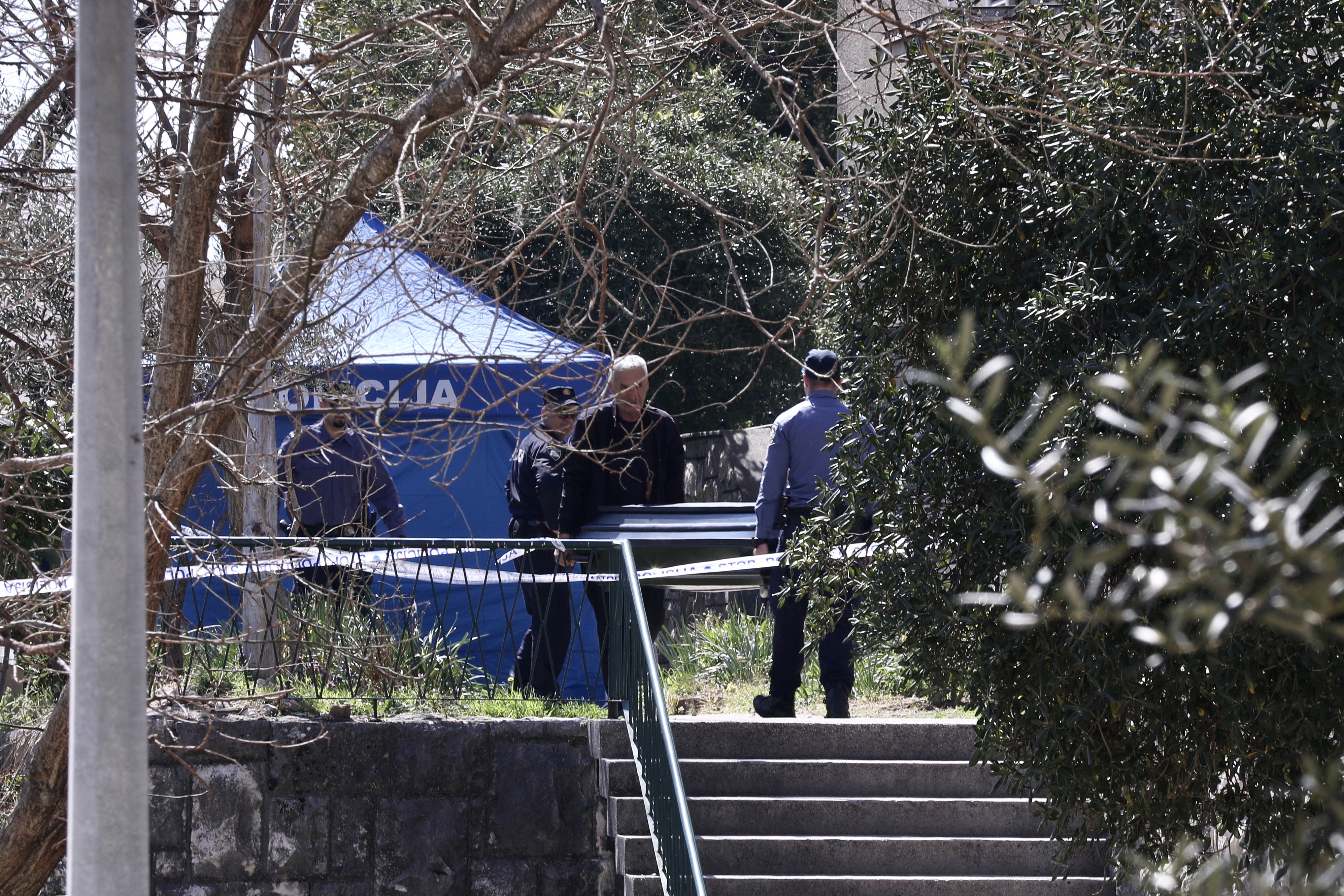 Ploče: Policija nakon očevida odnosi tijelo ubijenog maloljetnika