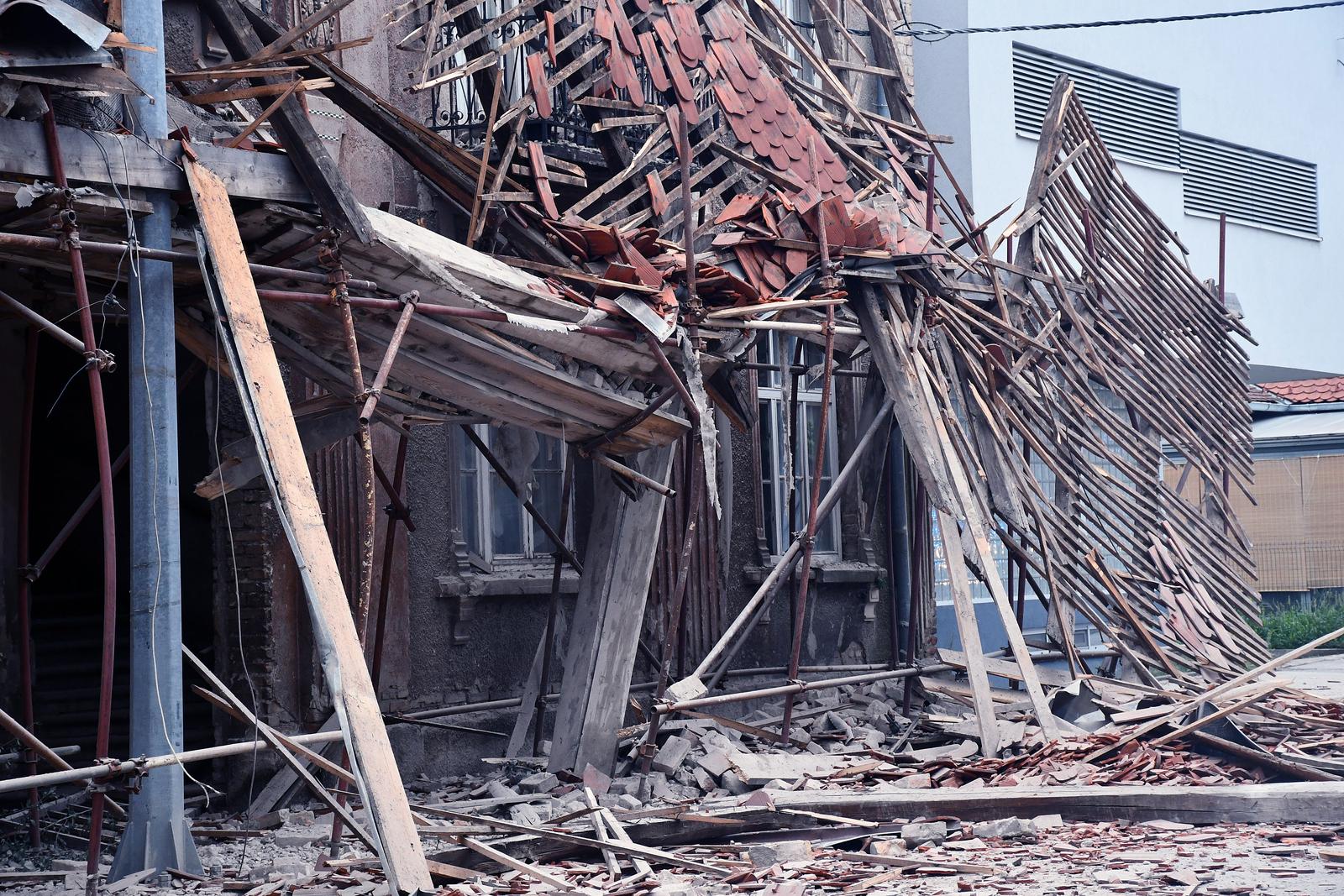 Urušio se krov na zgradi u centru Siska